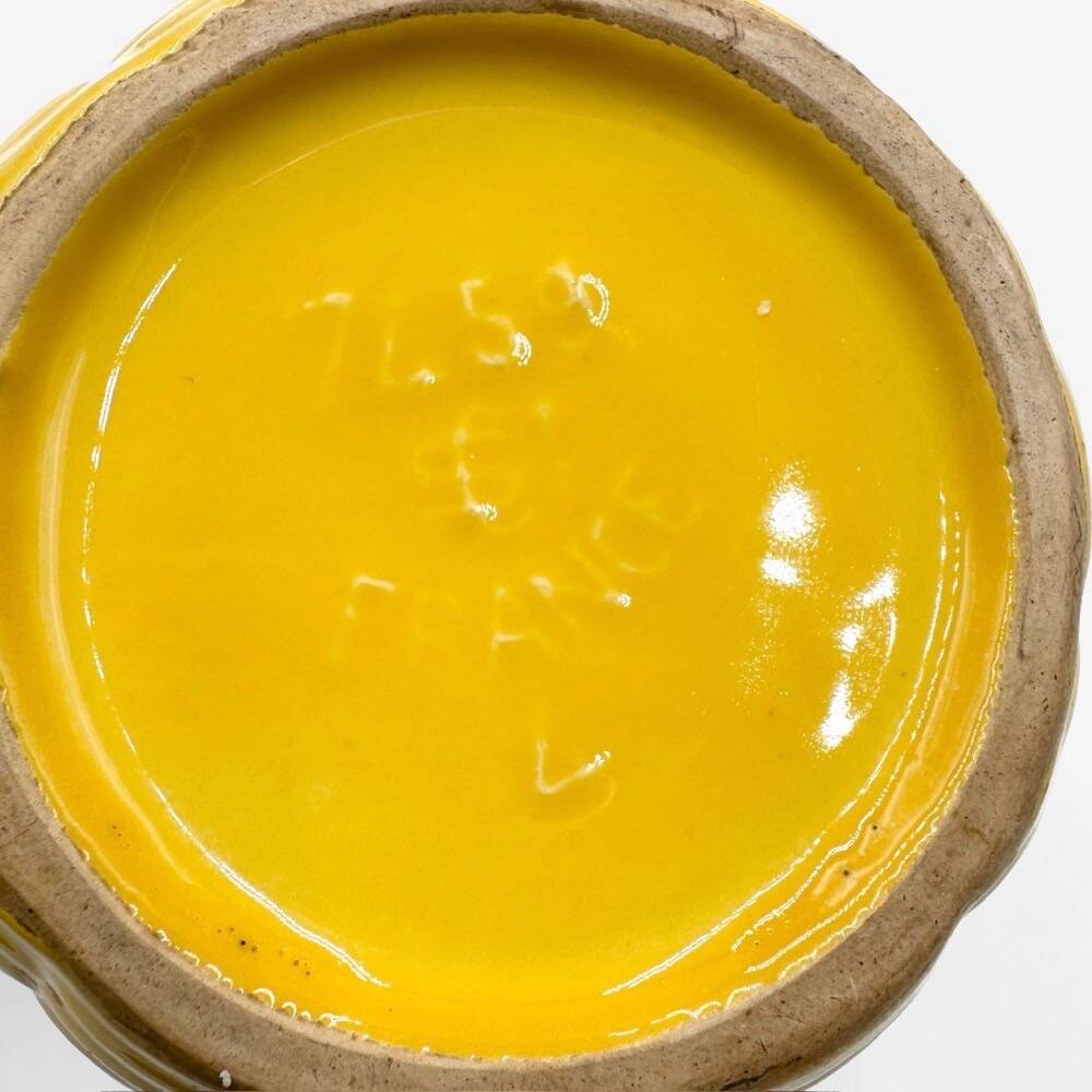 Pichet saint-Clément en barbotine émaillée jaune