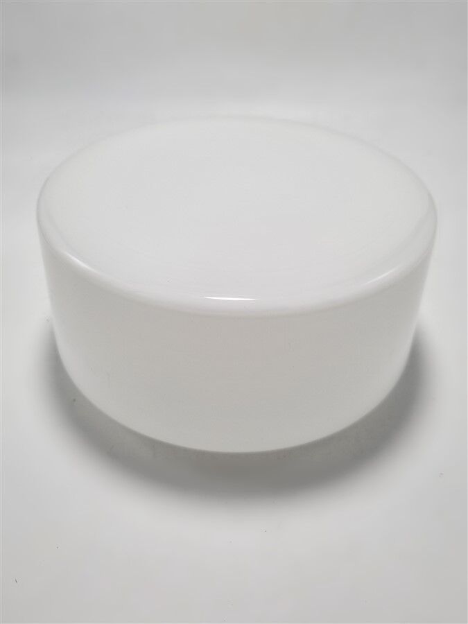 Ceiling light in white opal. Round-shaped light fixture, made of white glass, ut