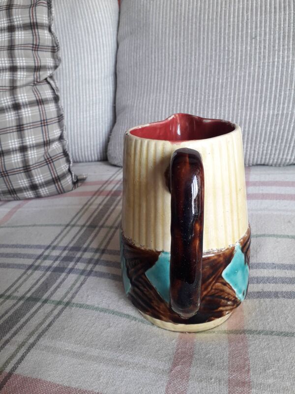 Vase vintage en barbotine en forme de pichet
