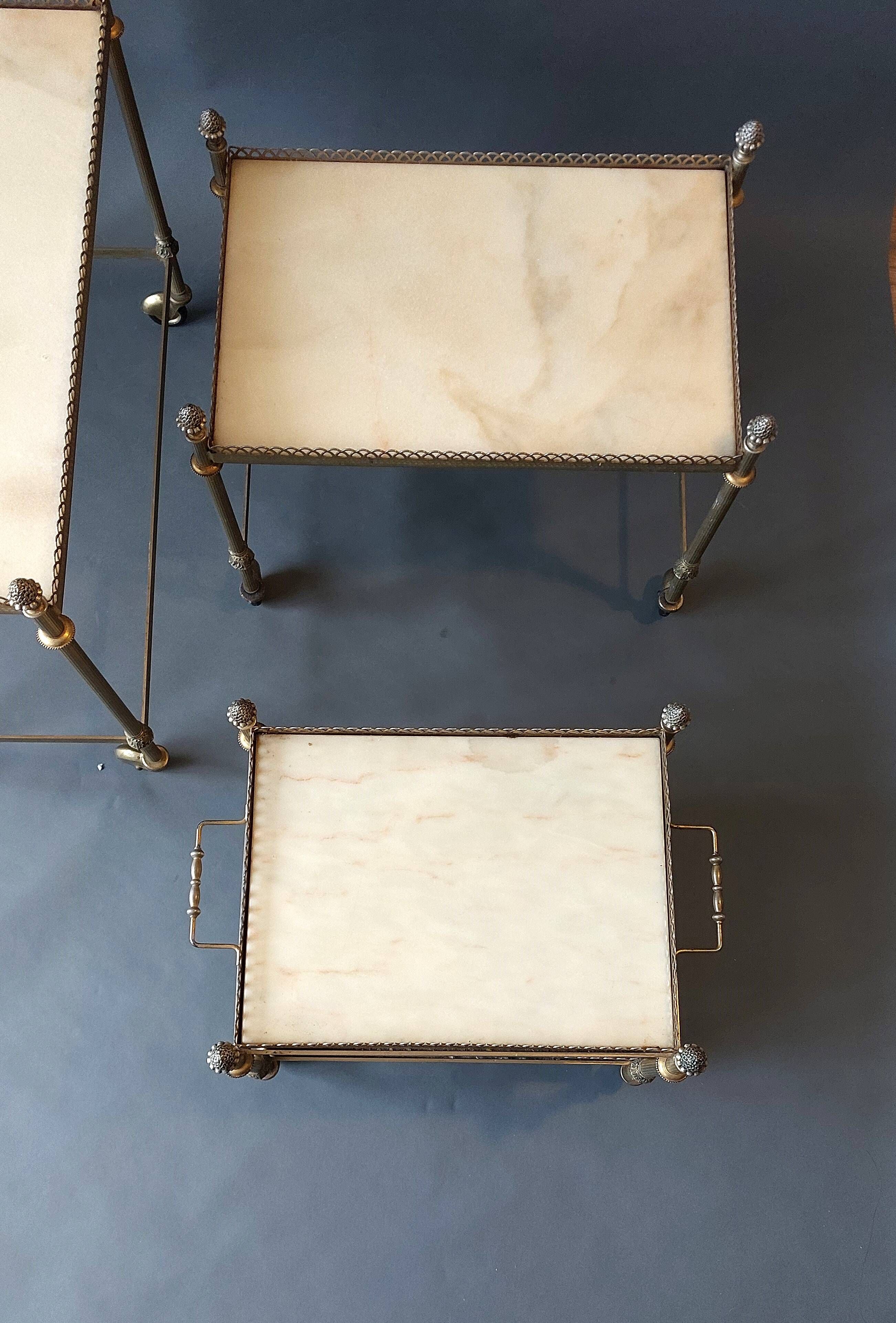 Neoclassical nesting trolleys in gilded brass and peach marble 1950/1960.
