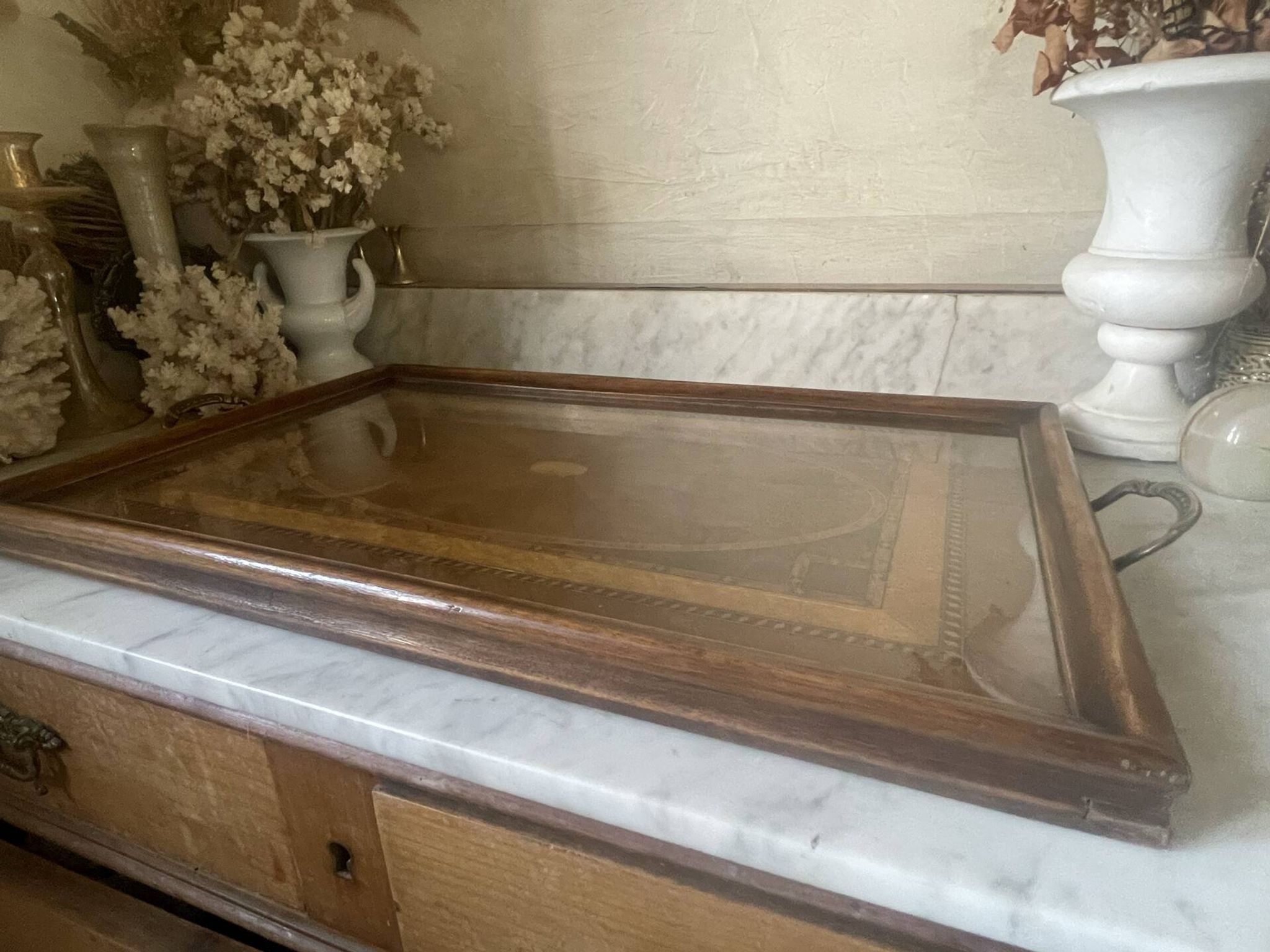 Grand plateau vintage,  marqueterie de bois sous verre