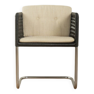 Chaise cantilever D44 par Tecta, années 1980, en maille noire, cadre en chrome.