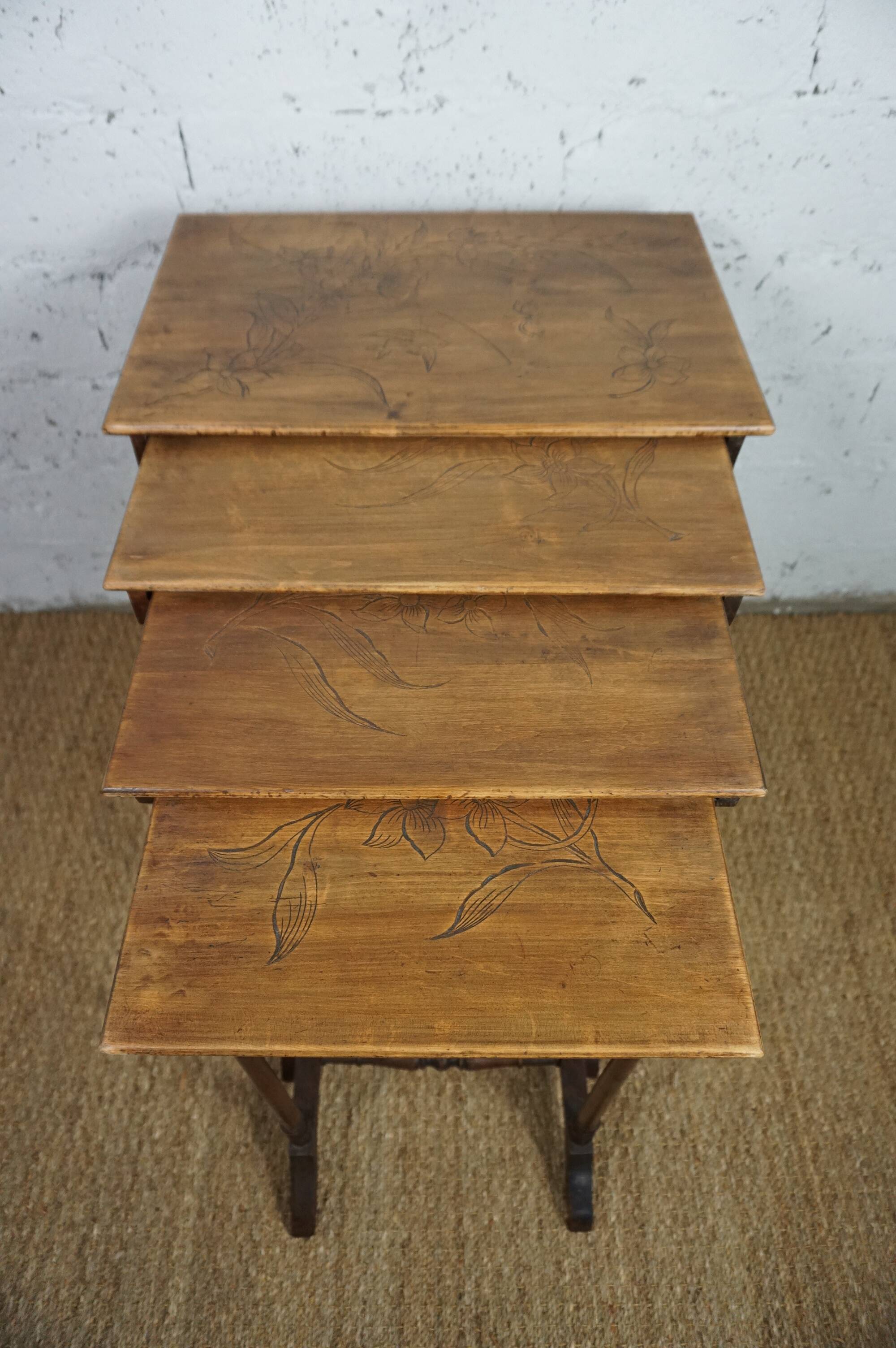 4 tables gigogne en bois art nouveau décor floral