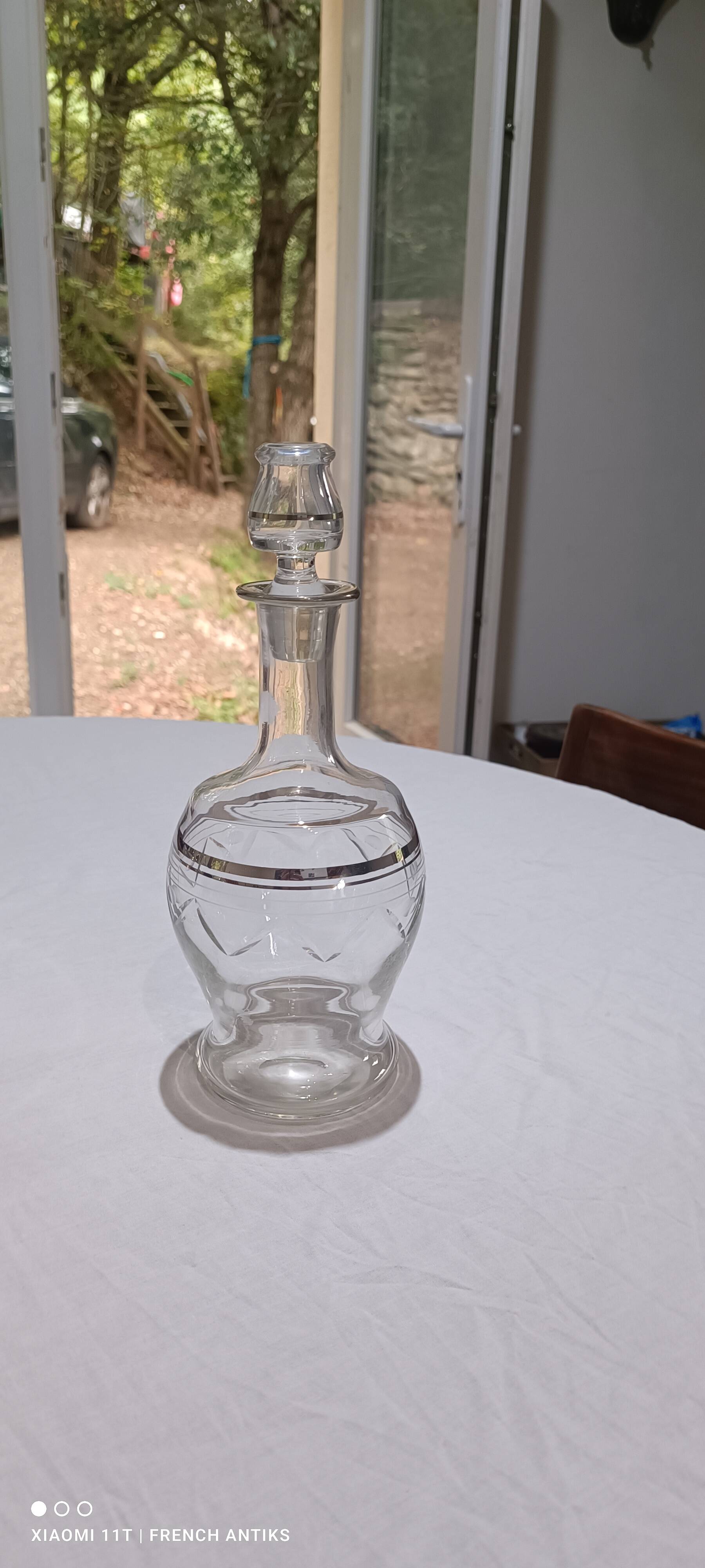 Blown glass decanter, engraved and chiselled. Made in France.