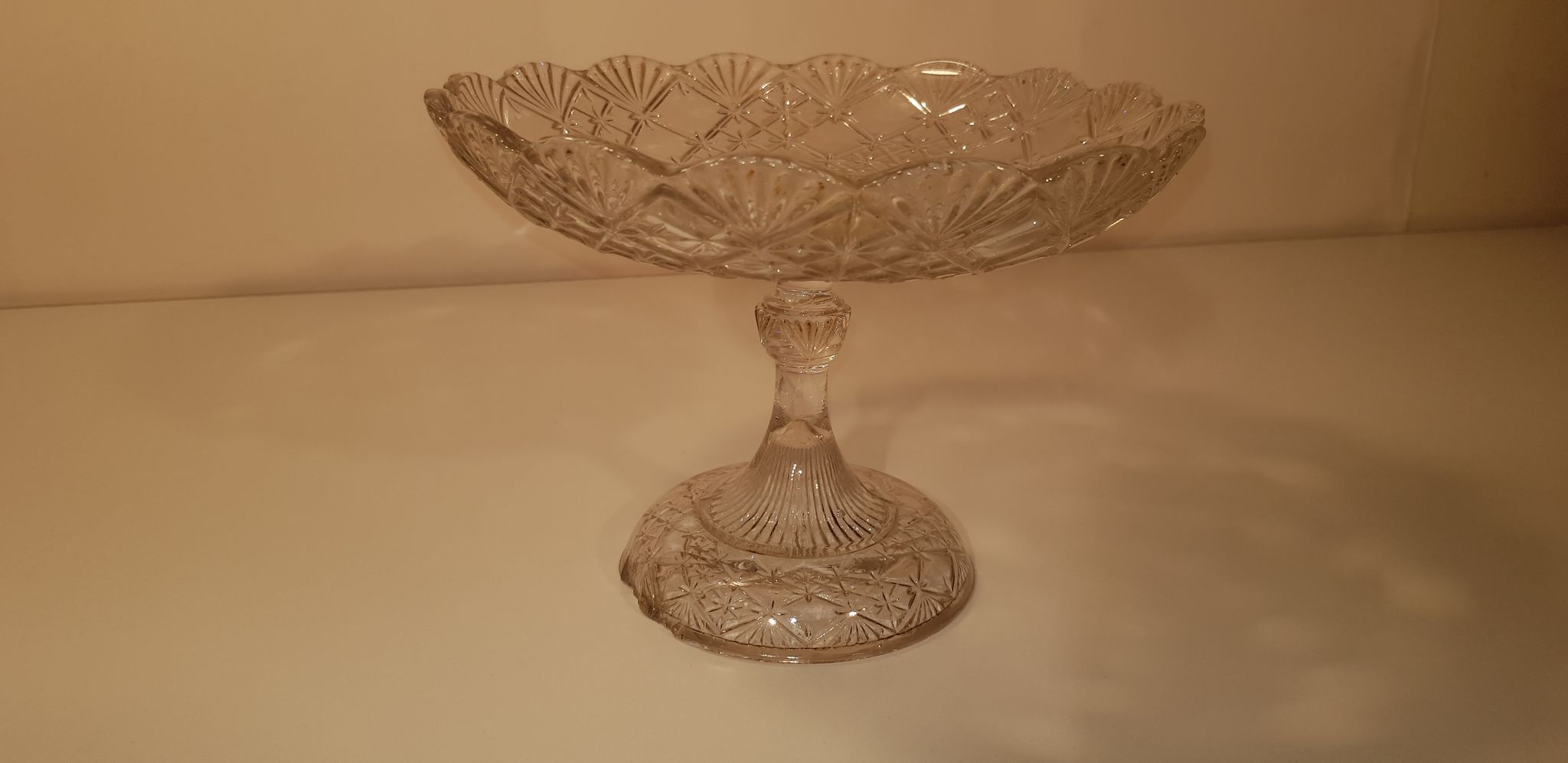 Compotier ou coupe à fruits en verre ciselé