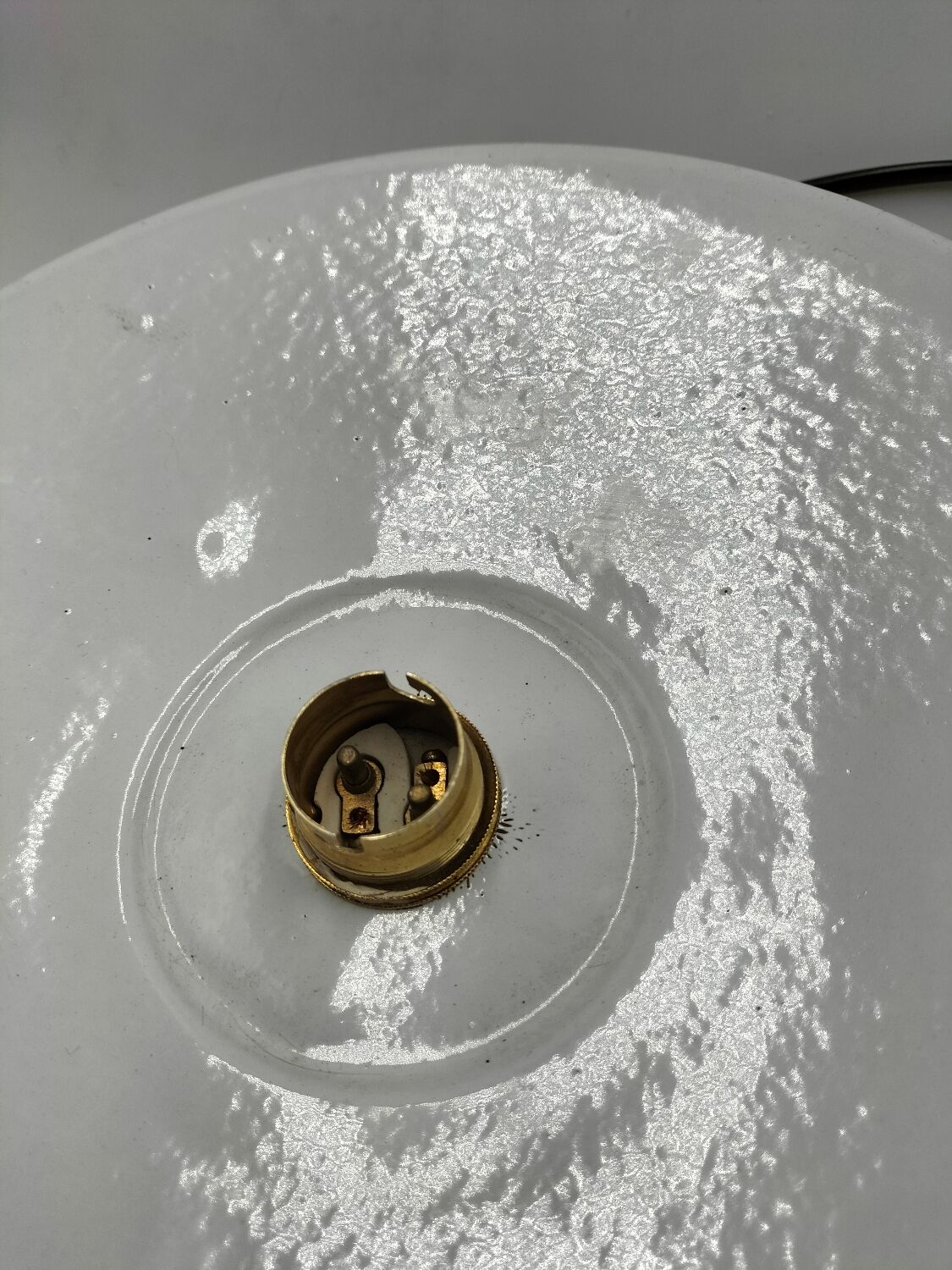 Suspensions in enamelled sheets