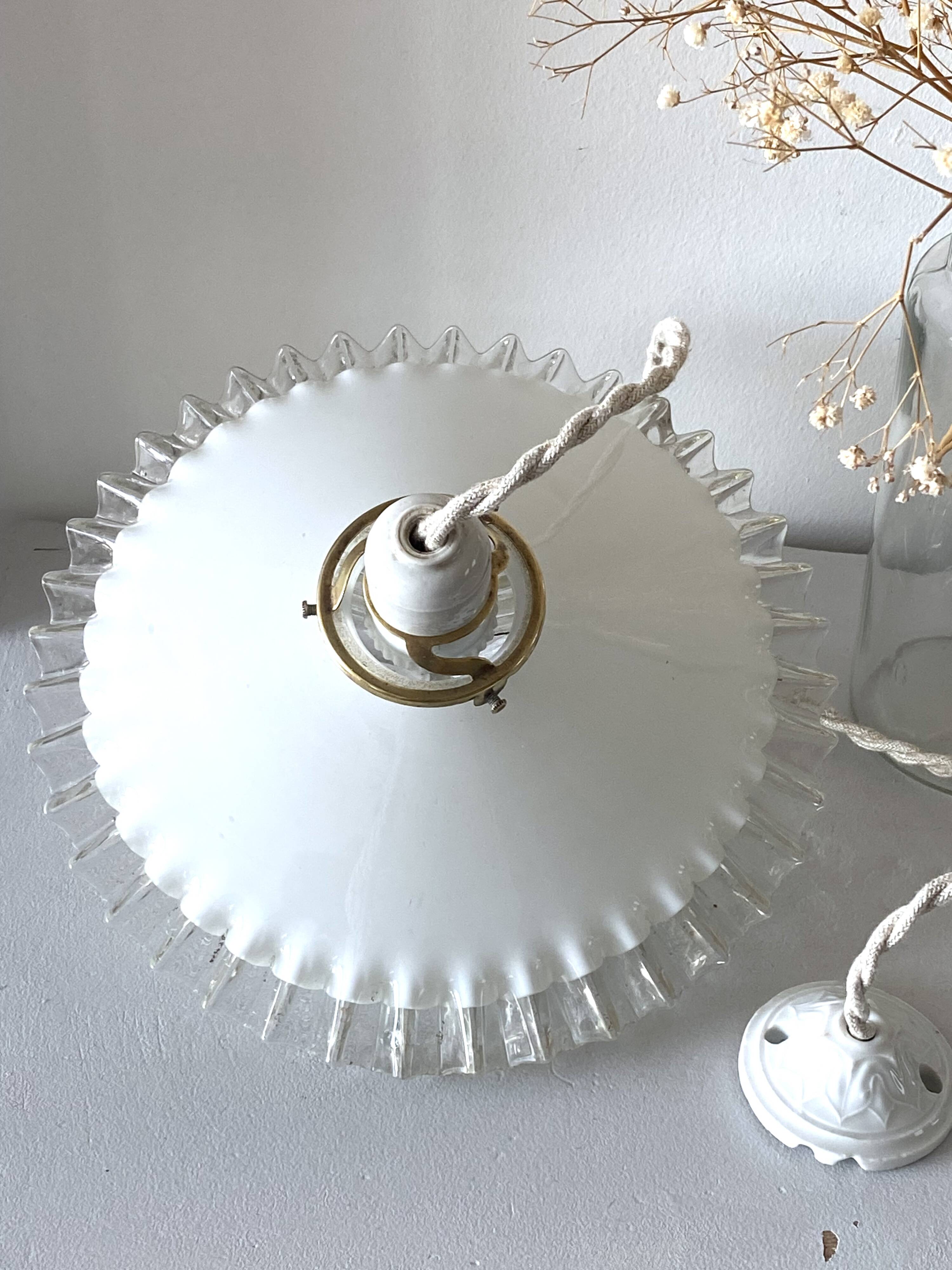 Suspension in white opaline