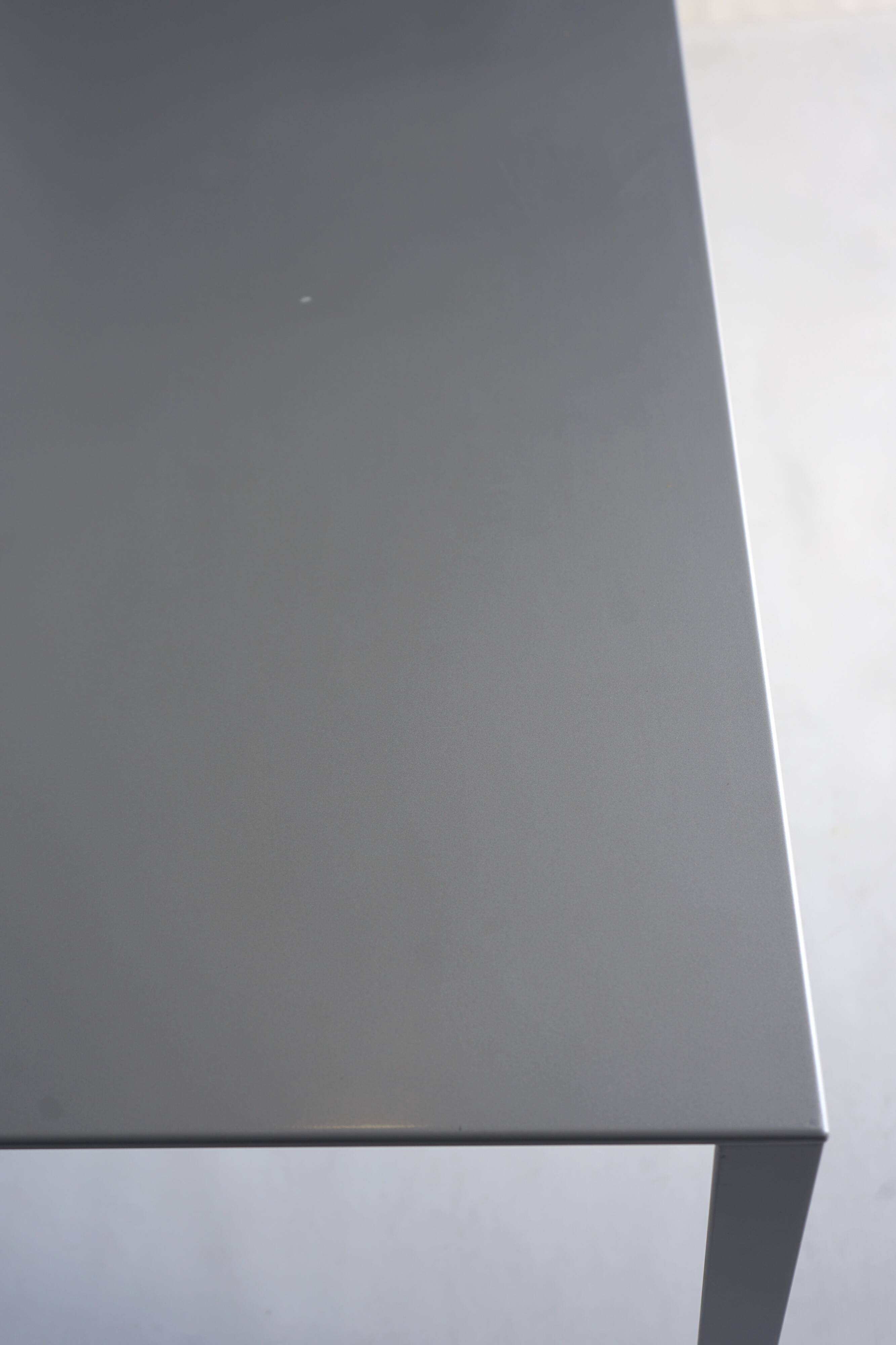 Table minimaliste « Less » de Jean Nouvel pour Molteni. Années 1990.