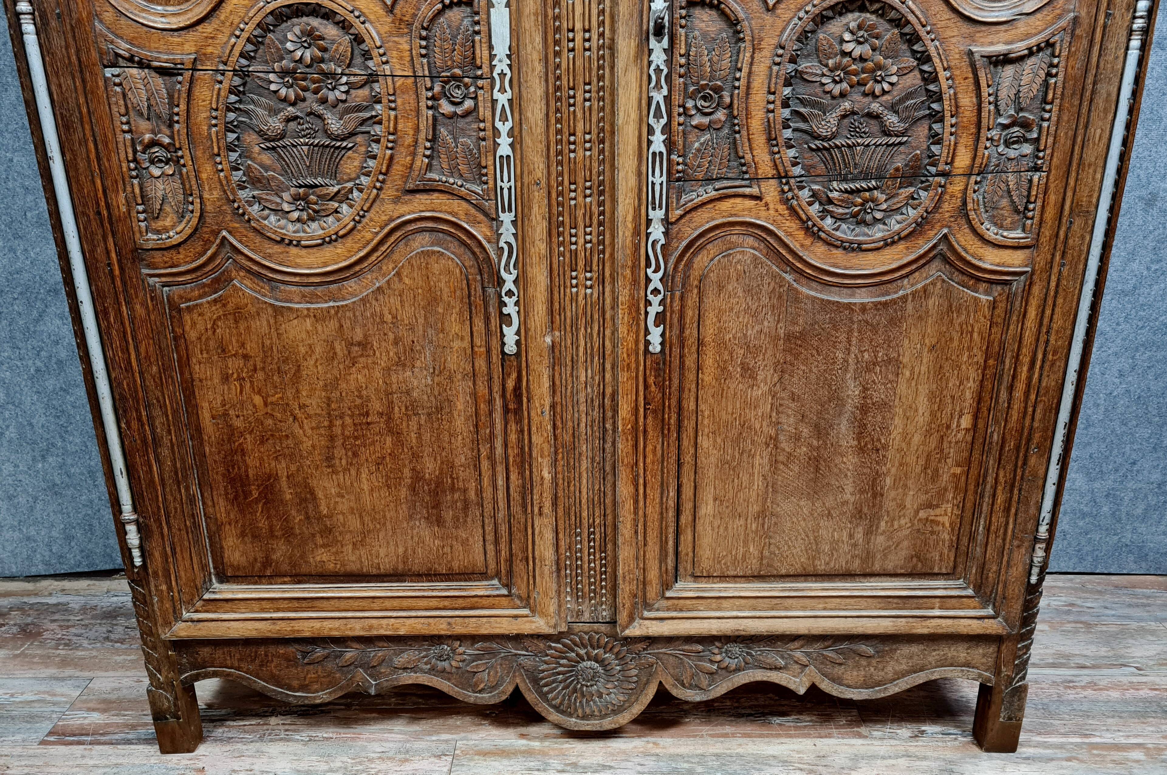 Armoire de mariage Normande de Vire en chêne maillé dit merrain époque