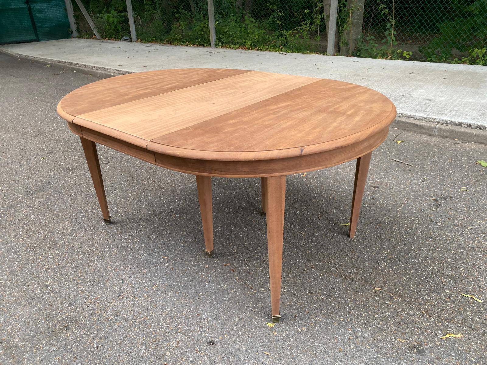 Renovated round extendable dining table made of solid mahogany from the 19th century.