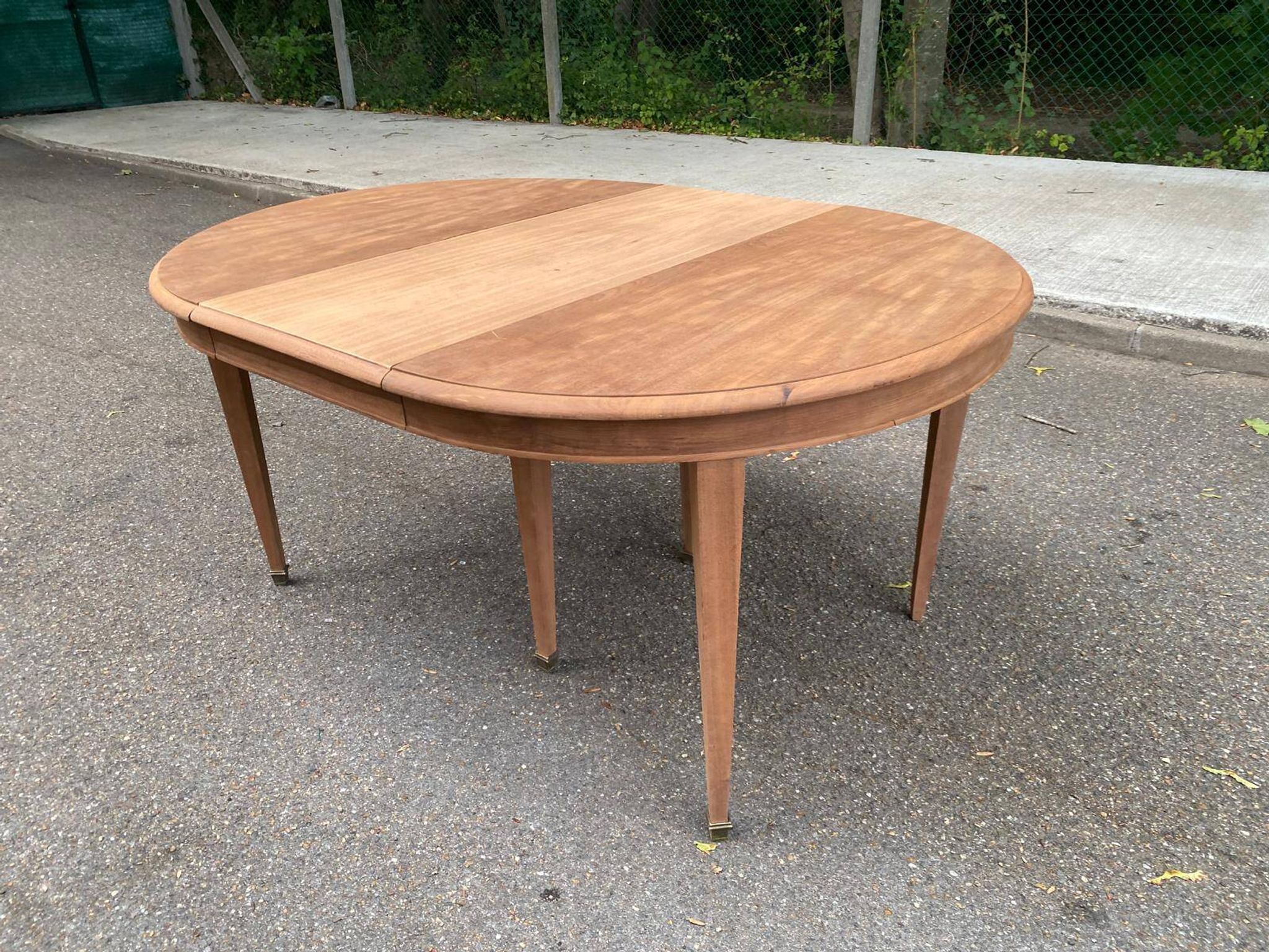 Renovated round extendable dining table made of solid mahogany from the 19th century.