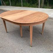 Renovated round extendable dining table made of solid mahogany from the 19th century.