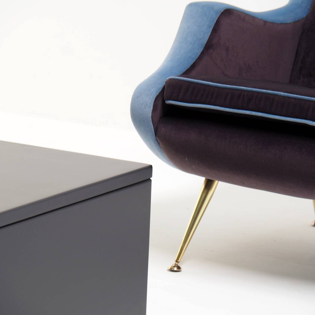Fauteuil à dossier haut des années 1950, retapissé en velours bleu et mauve