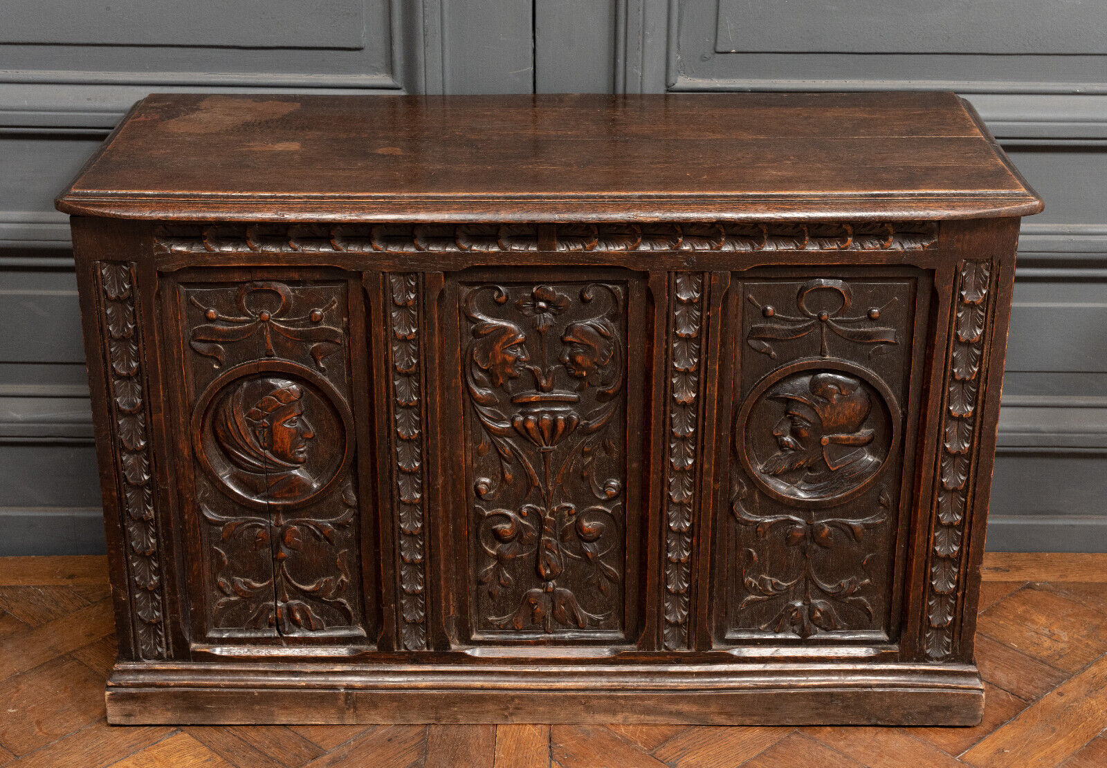 Coffre néogothique 3 panneaux décor Renaissance début XXe