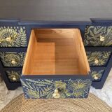 Commode atypique bleue, motifs dorés peints à la main