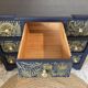 Commode atypique bleue, motifs dorés peints à la main