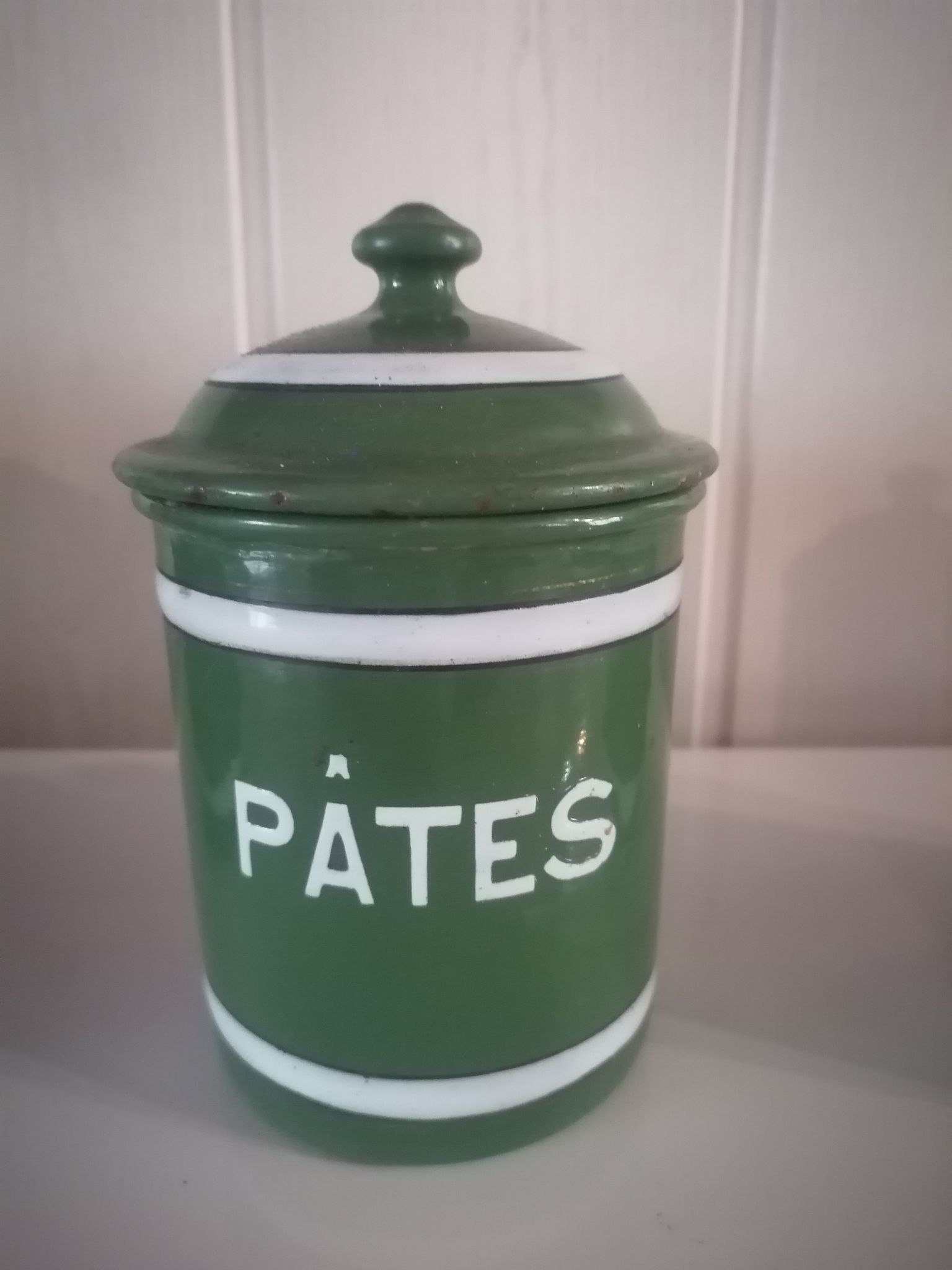 Set of 6 old enamelled jars with 6 trundle lids