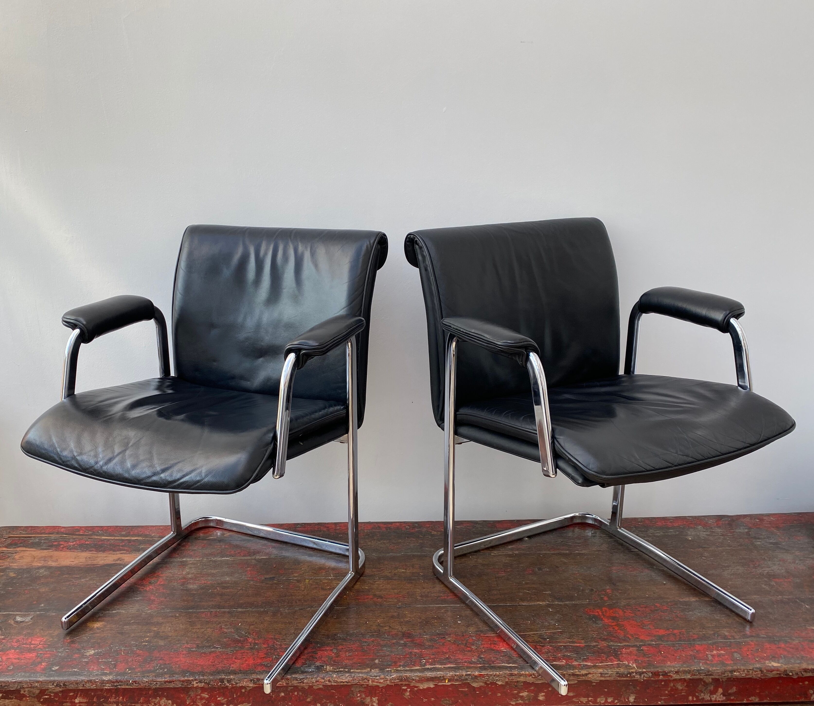 Paire de chaises de bureau en cuir noir par Boss Design