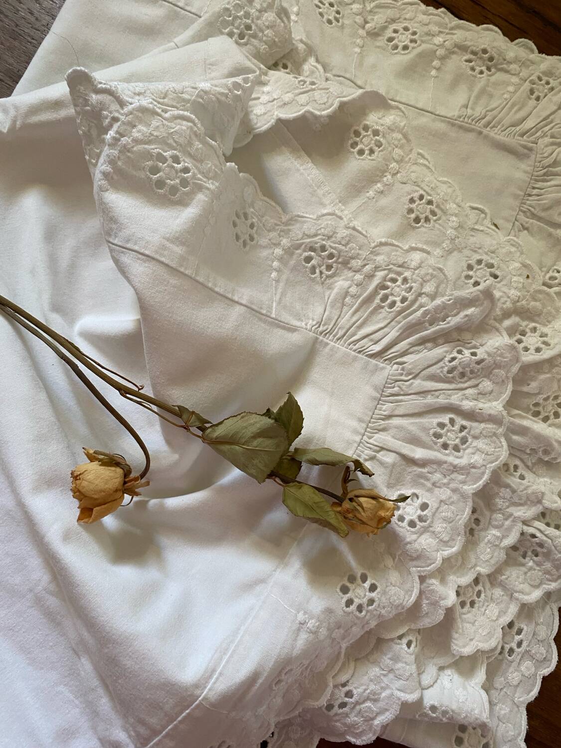 Paire taies d oreiller broderie anglaise.