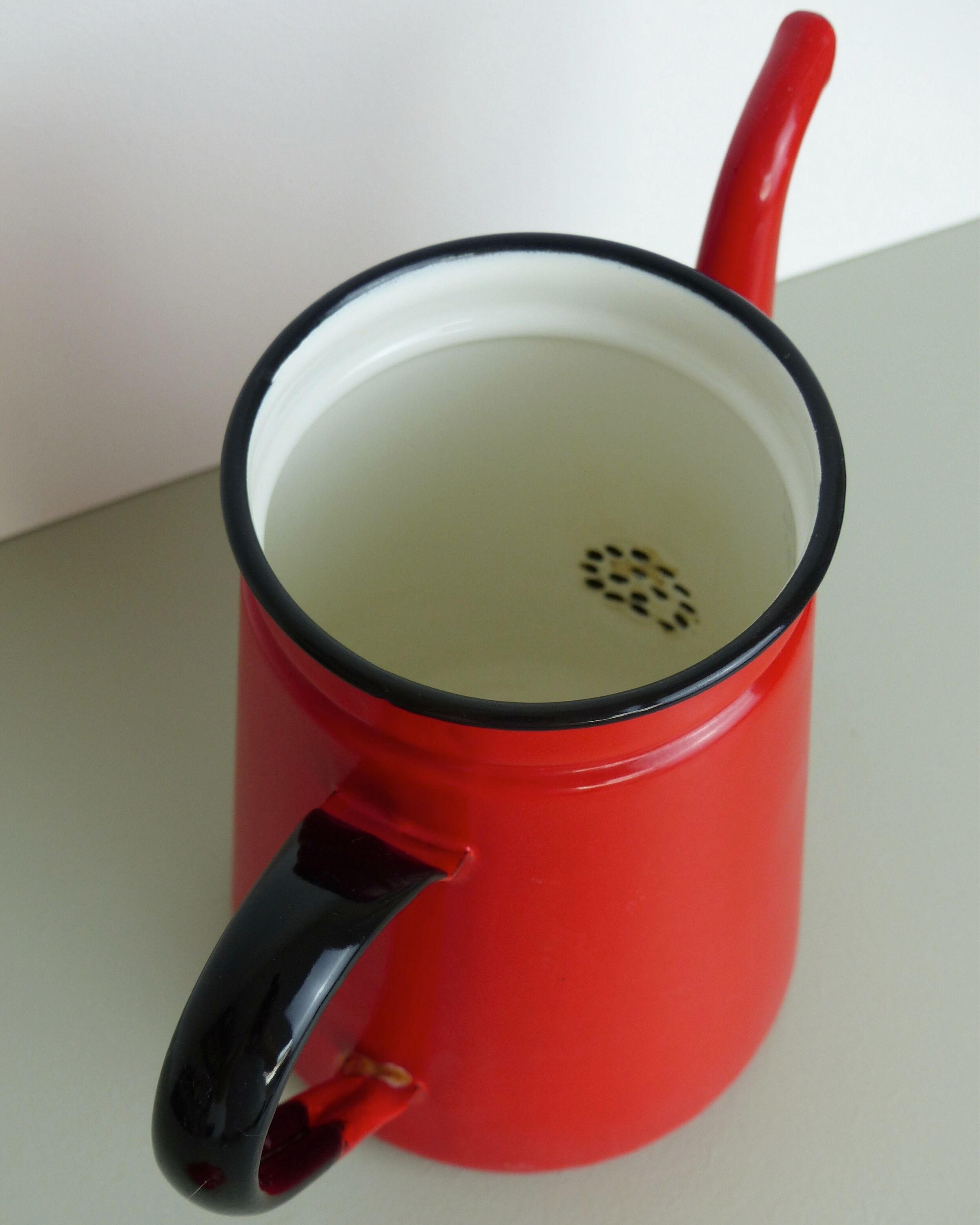 Set milk pot, kettle, coffee maker and red enamelled strainer