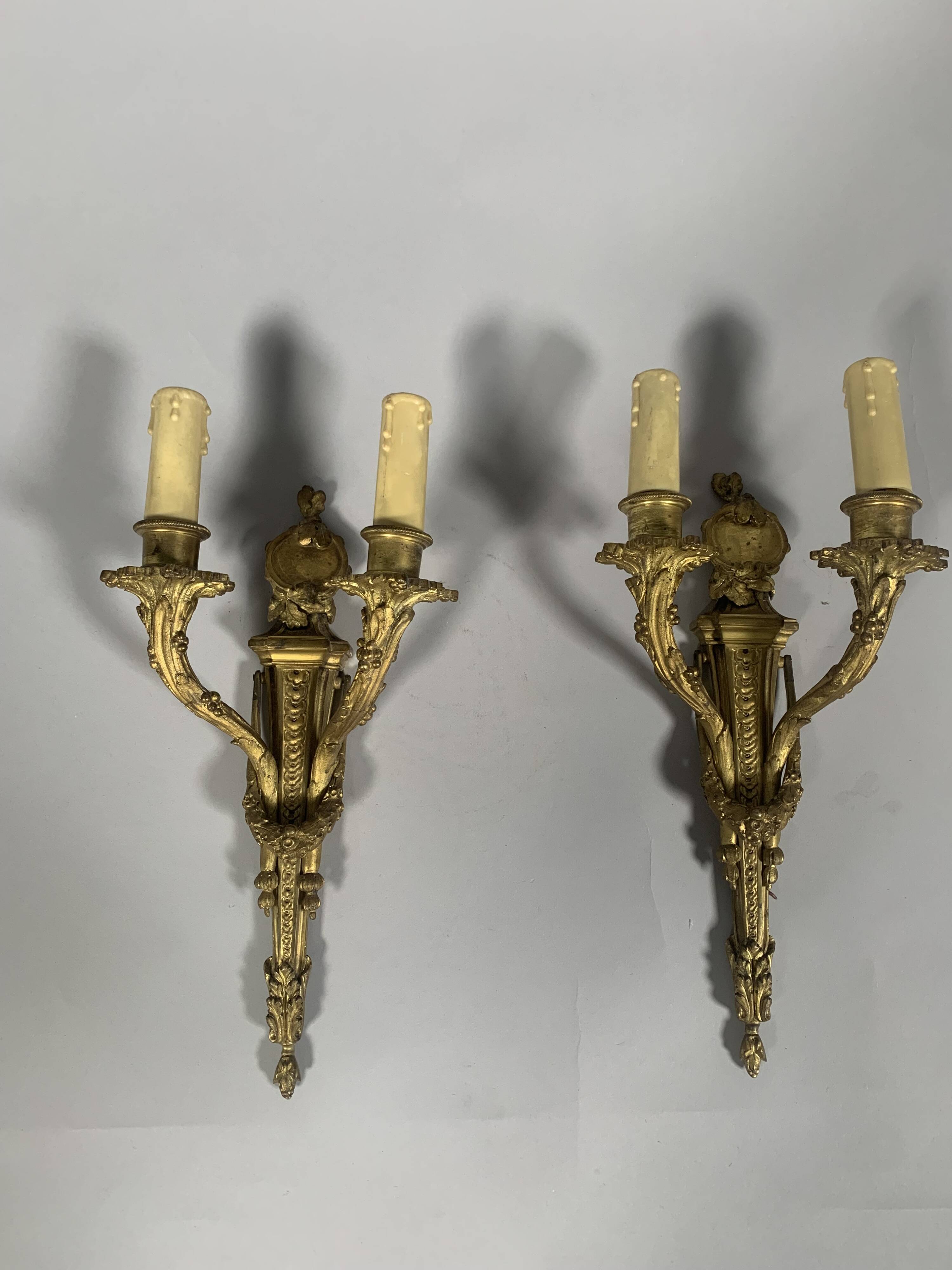 According to Jean-Charles Delafosse (1734-1791). Pair of bronze wall sconces.
