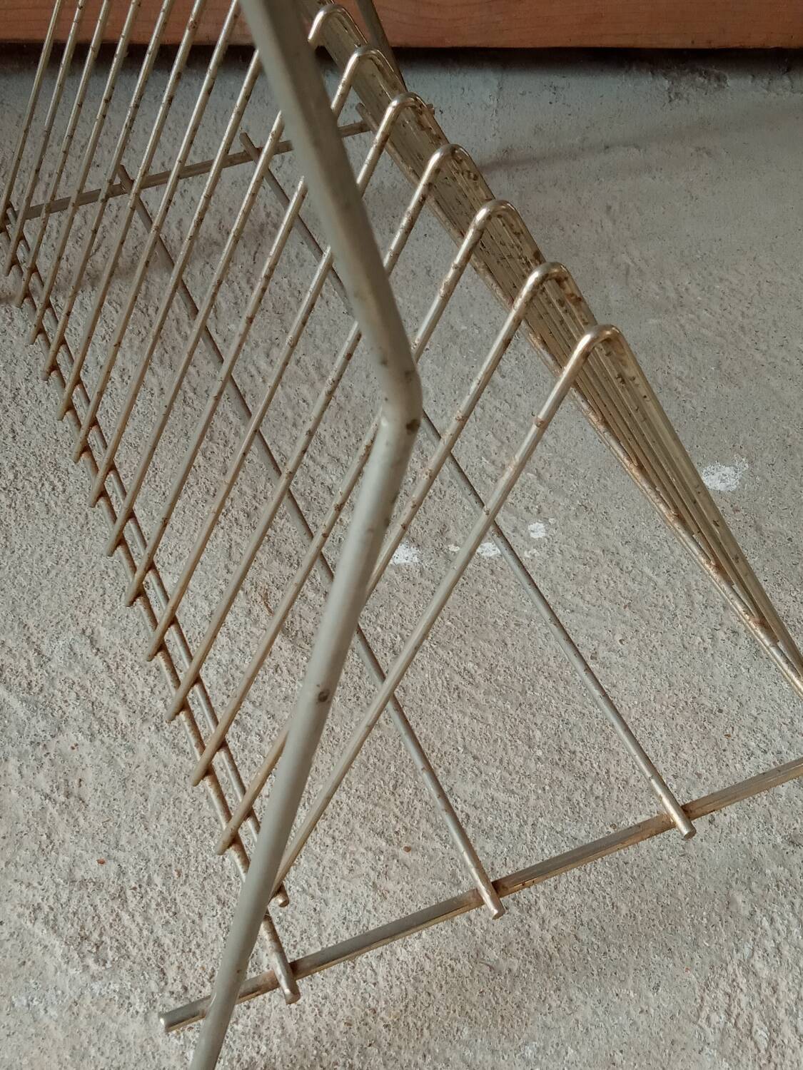 Table porte vinyle en metal perforé