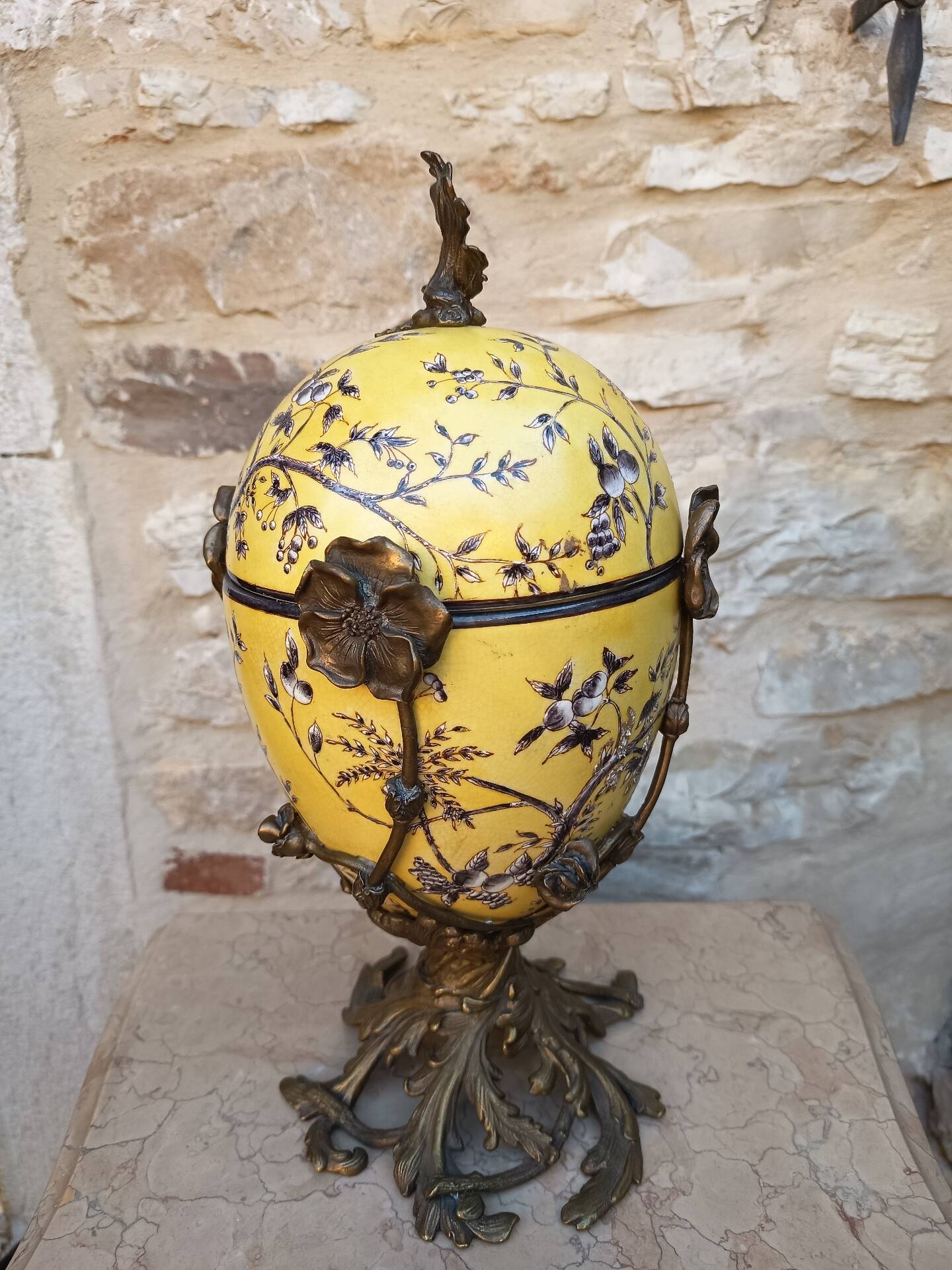 Large covered box in yellow earthenware with polychrome enamels and brass from the 20th century.