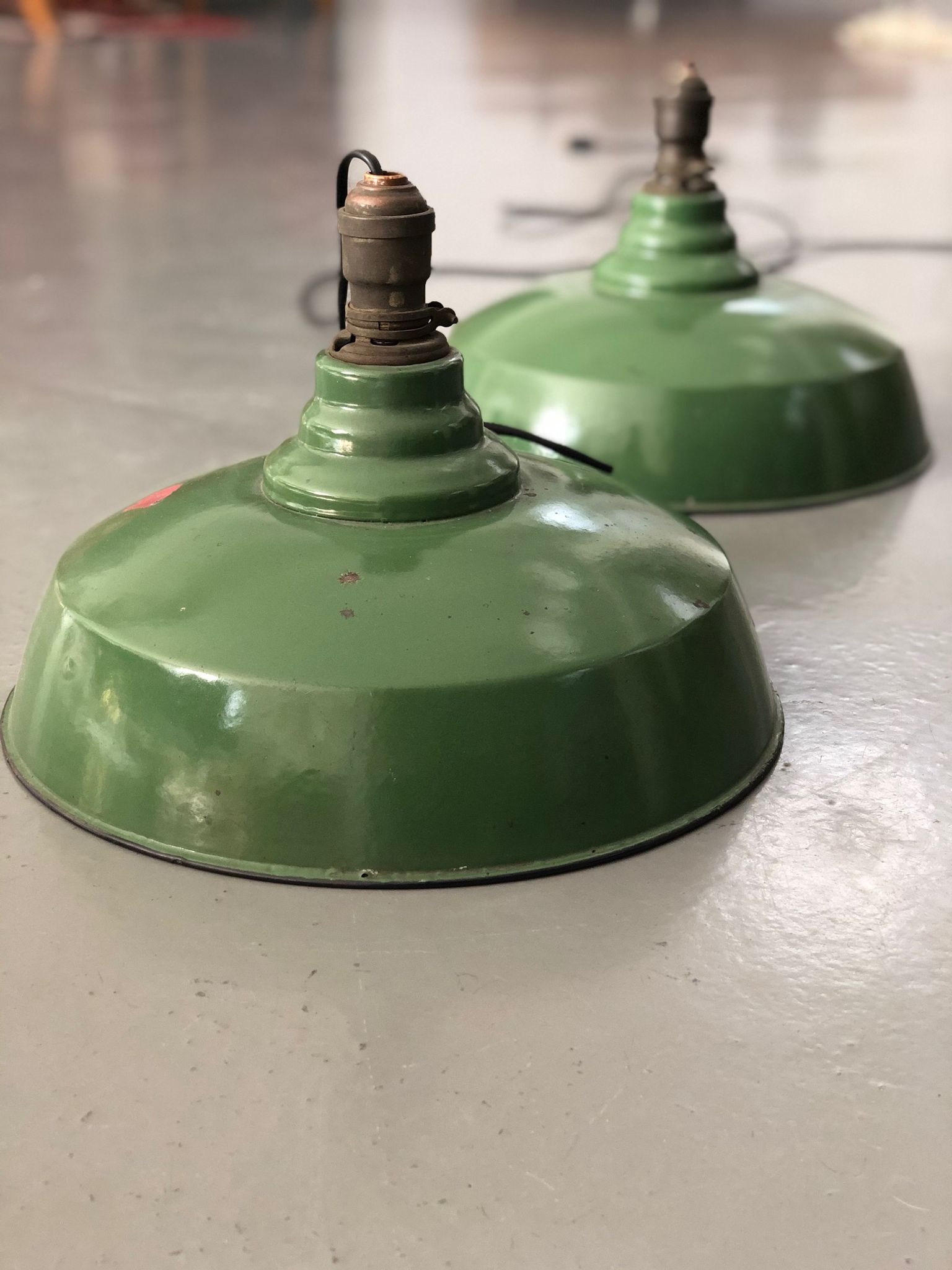 Suspensions industrielles en email kaki