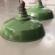 Suspensions industrielles en email kaki