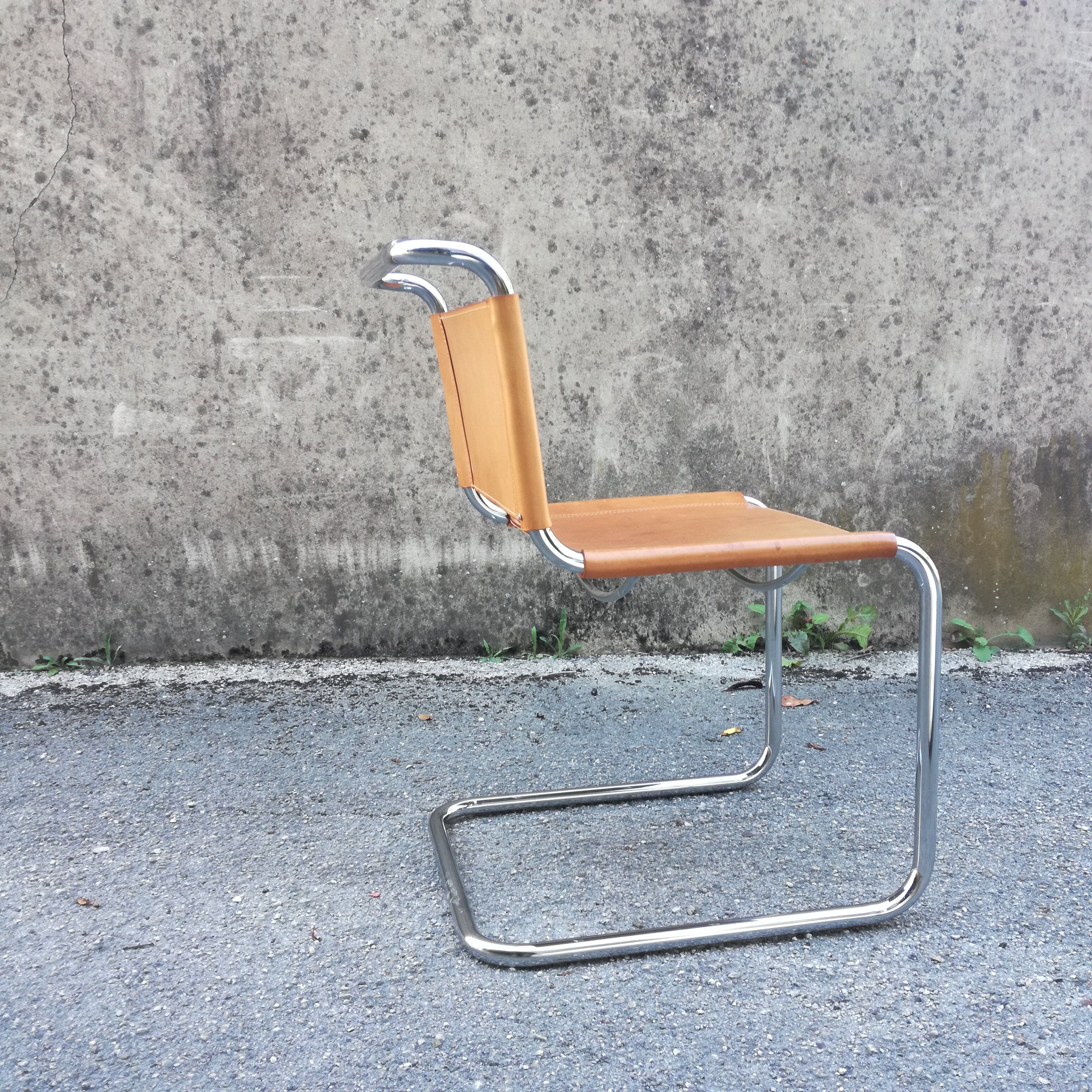 Chaise cantilever en cuir