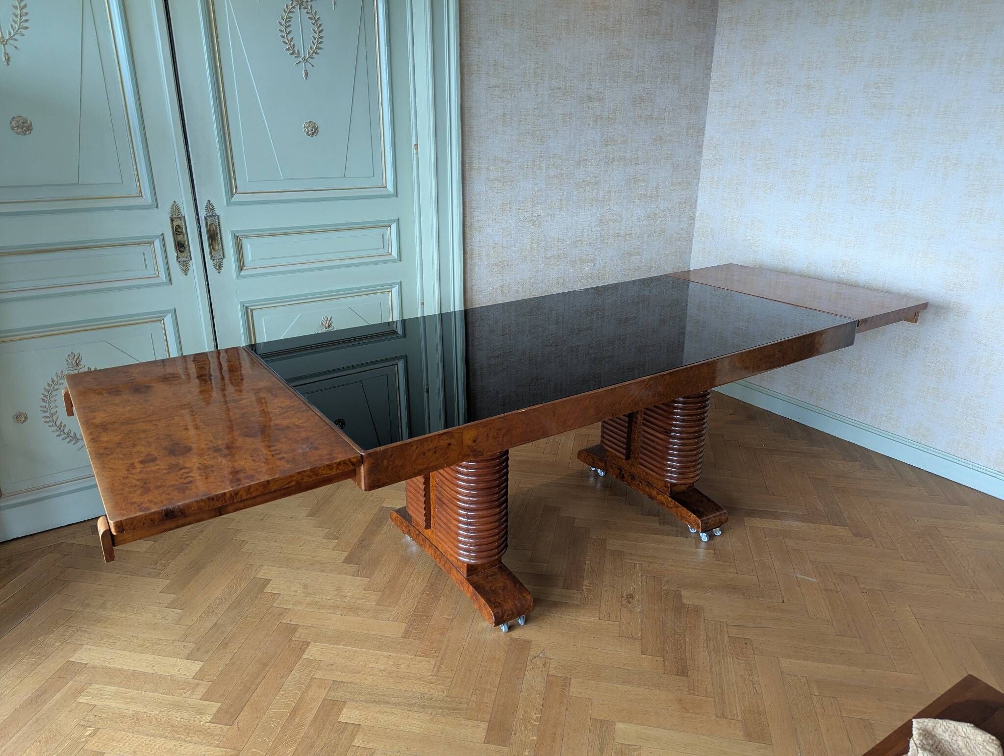 Art Deco table in walnut burl