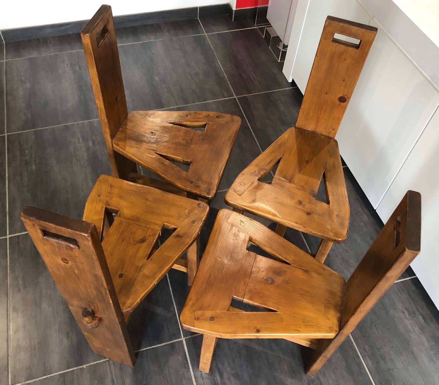 Suite of 4 brutalist-style tripod chairs