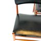 Deux chaises de salle à manger en teck et rembourrées de cuir noir de design danois, années 1960