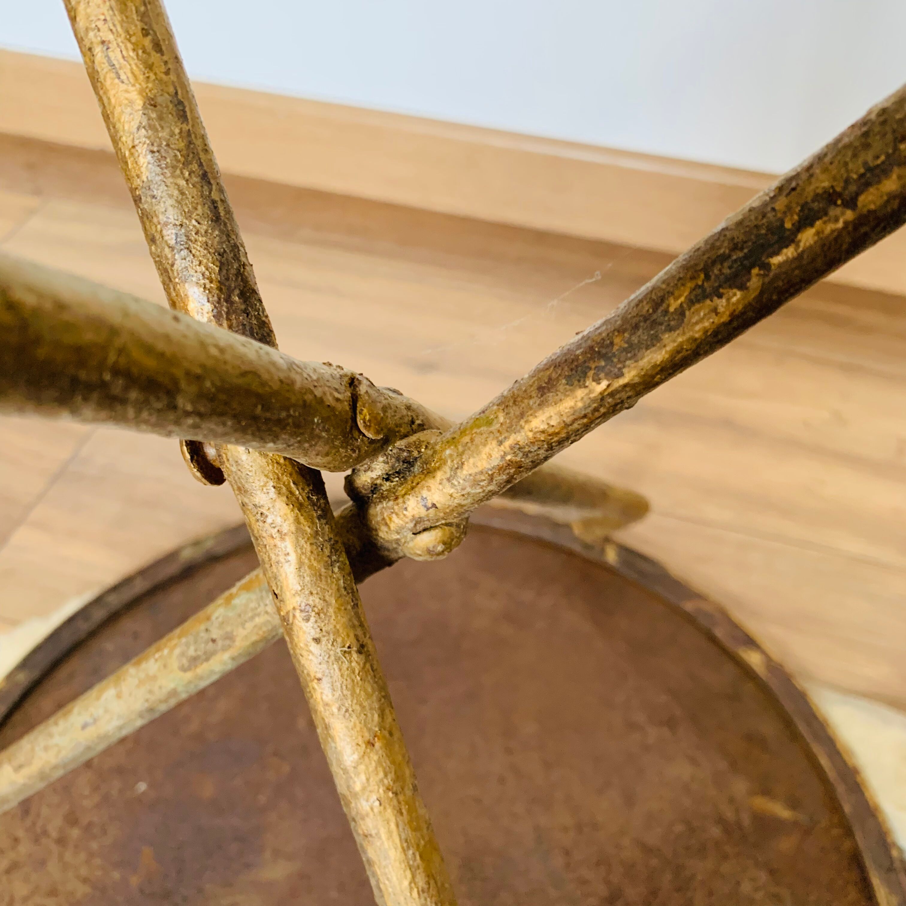 Pedestal table / small folding round table