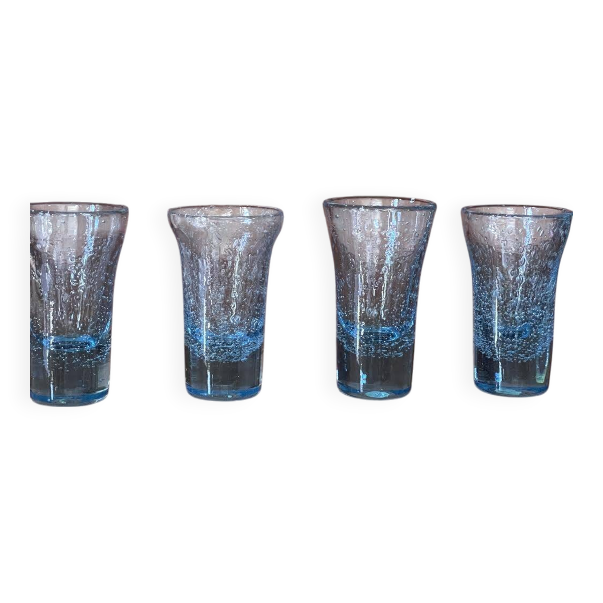 Lot de 4 verres soufflé bleux.