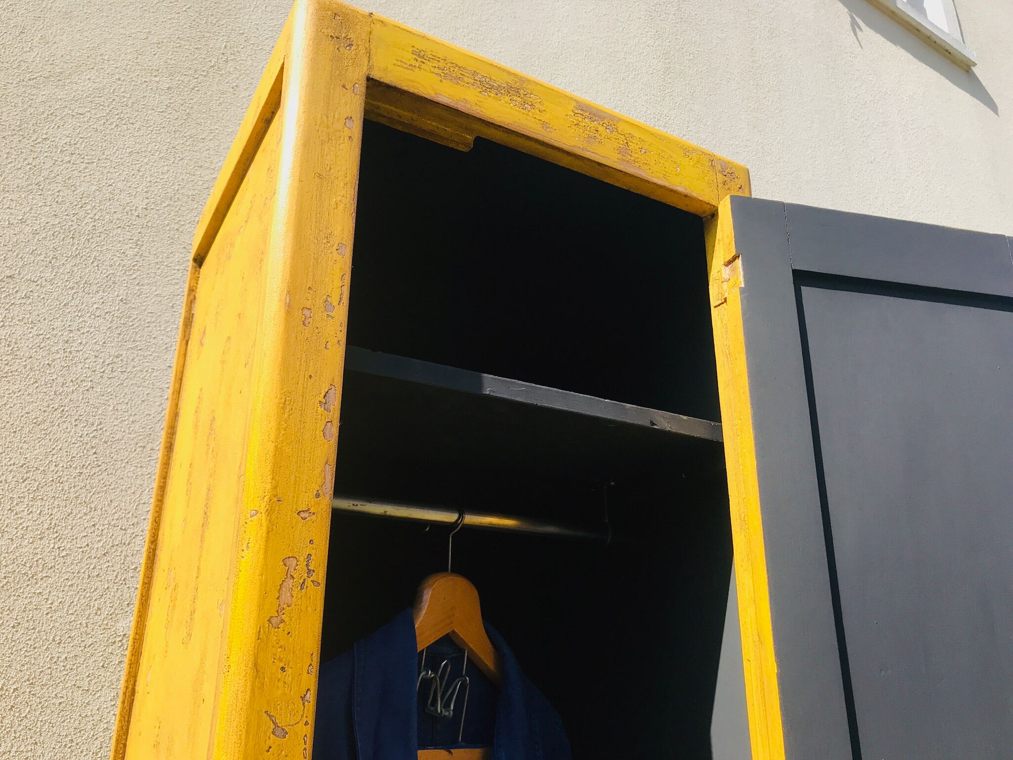 Wardrobe locker room paris post