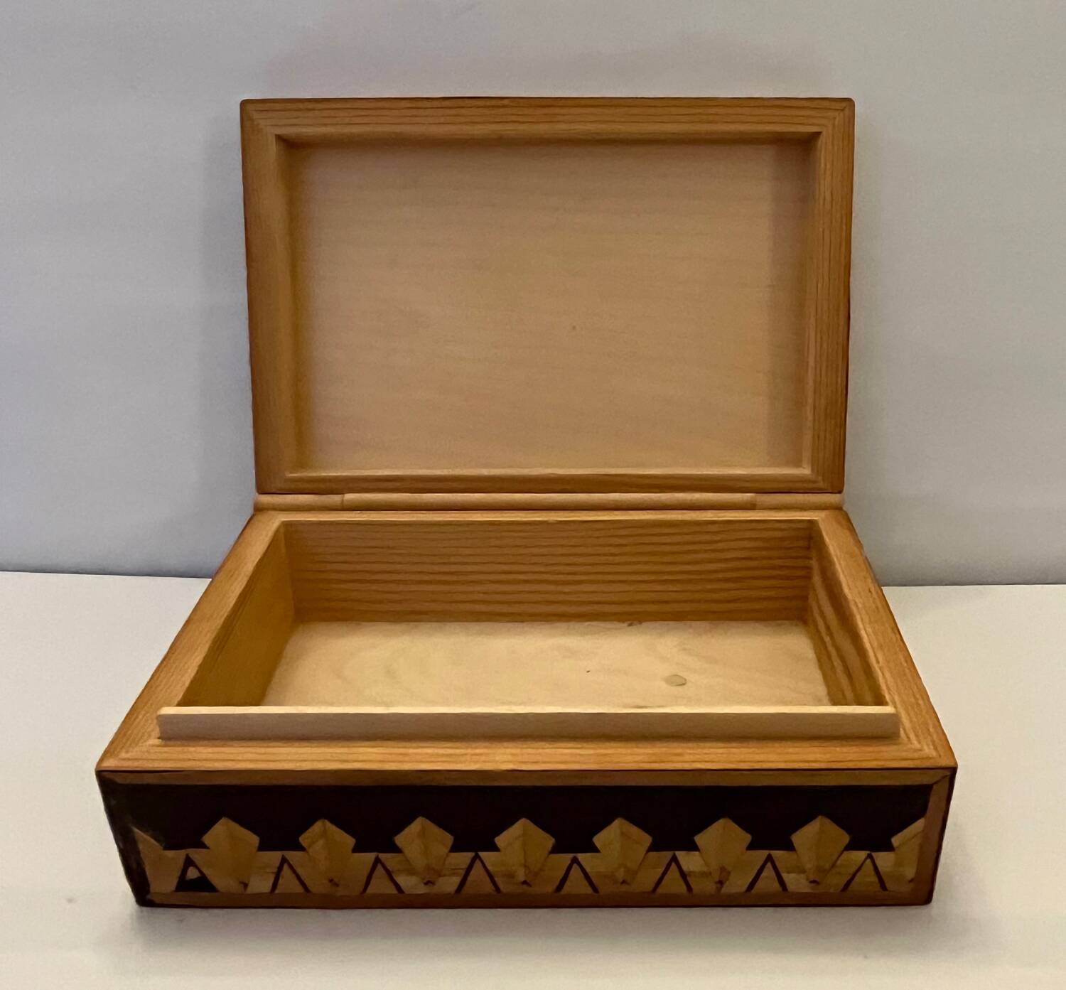 Boîte à bijoux en bois à marqueterie de paille