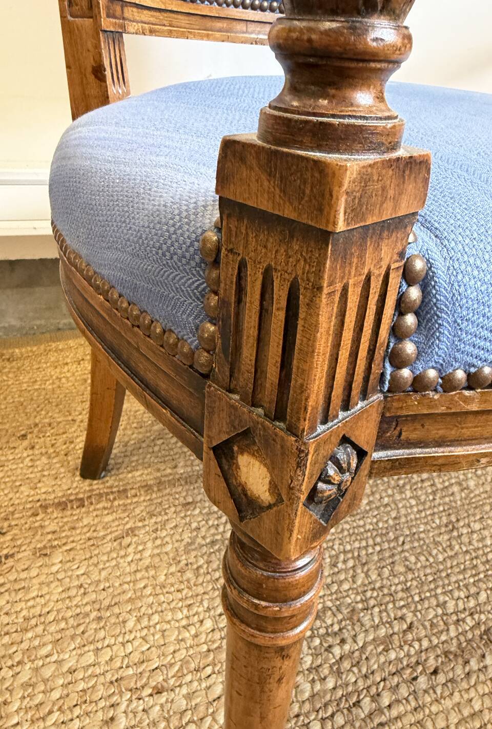 Paire de fauteuils de style Louis XVI en bois sculpté