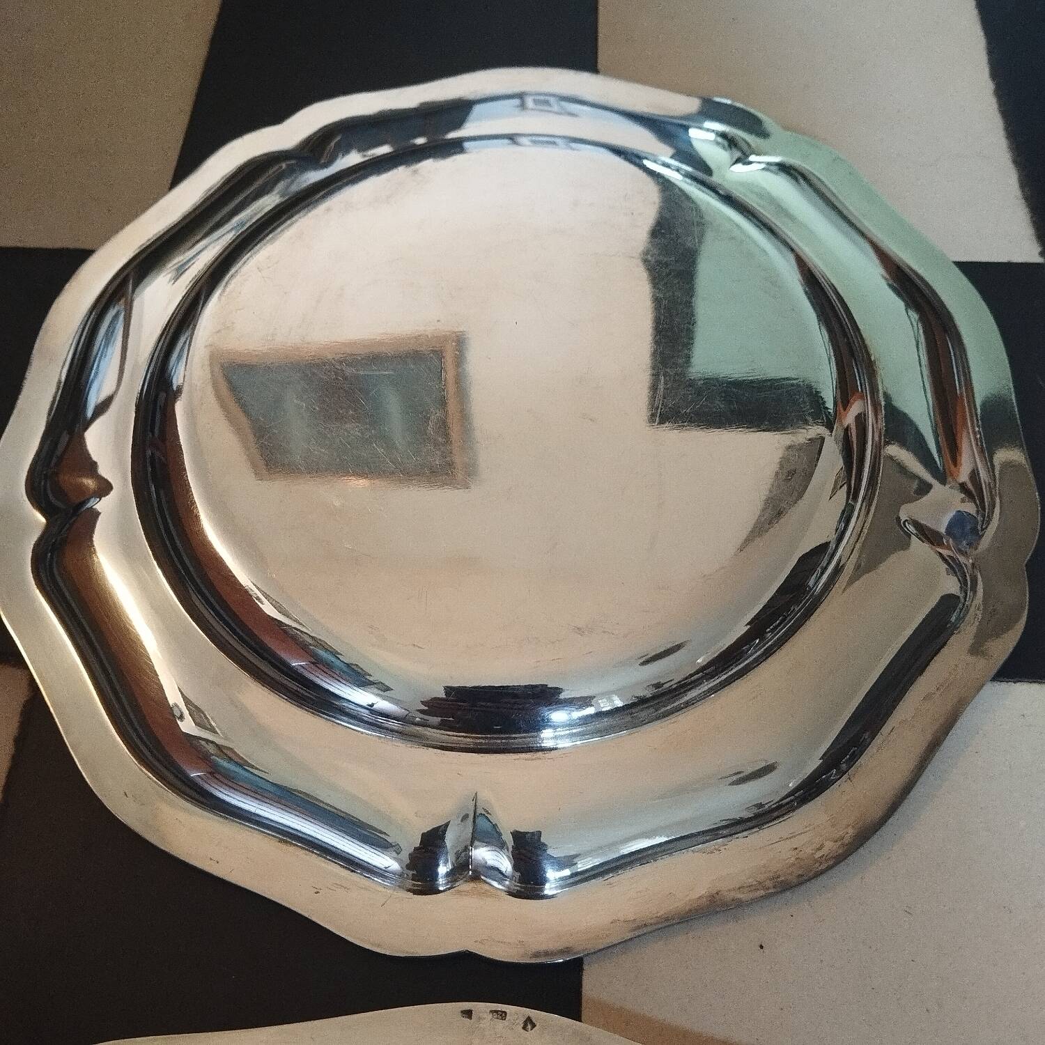 2 silver-plated metal dishes