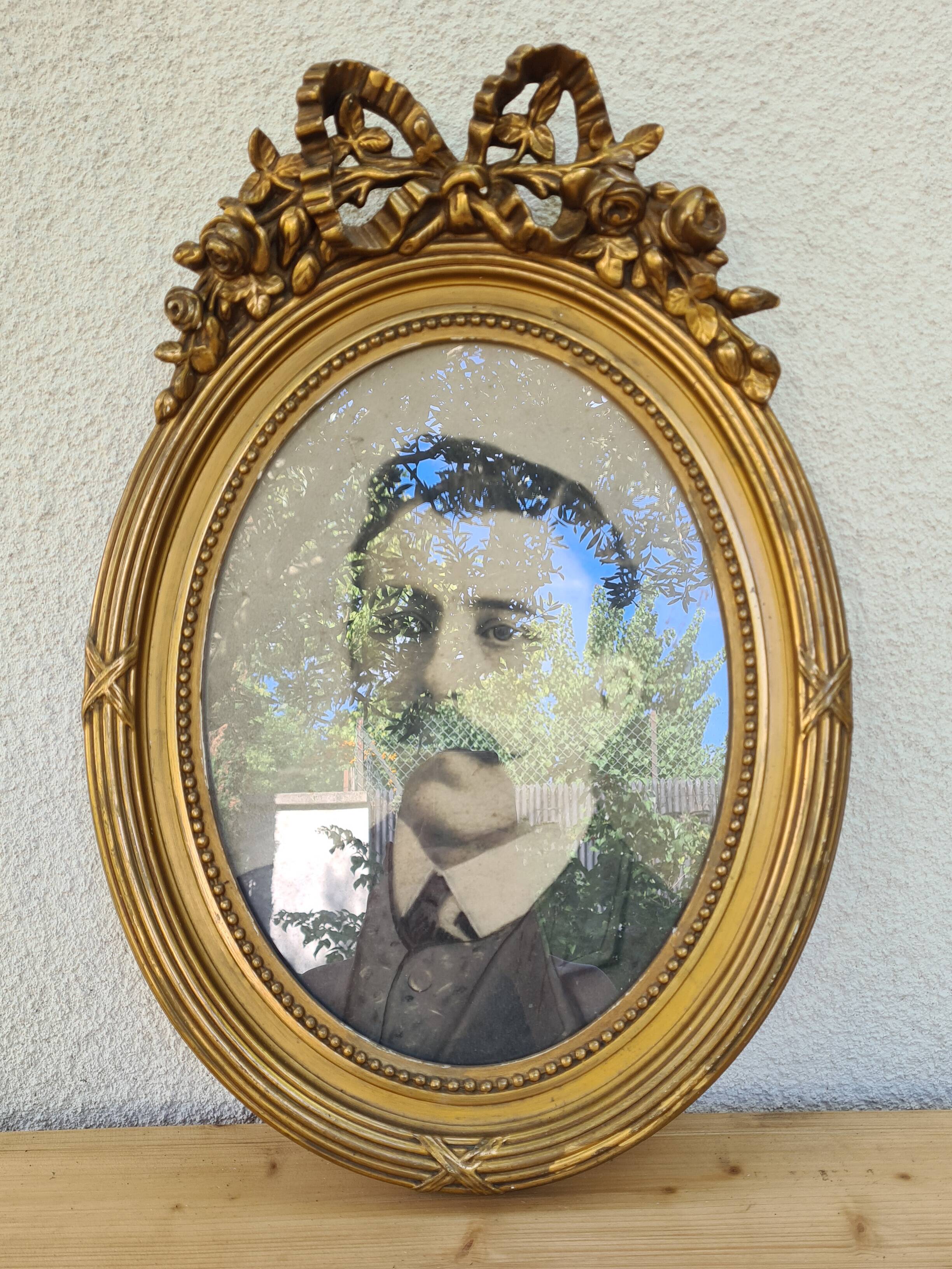 Antique medallion frame in gilded stucco with its period portrait.