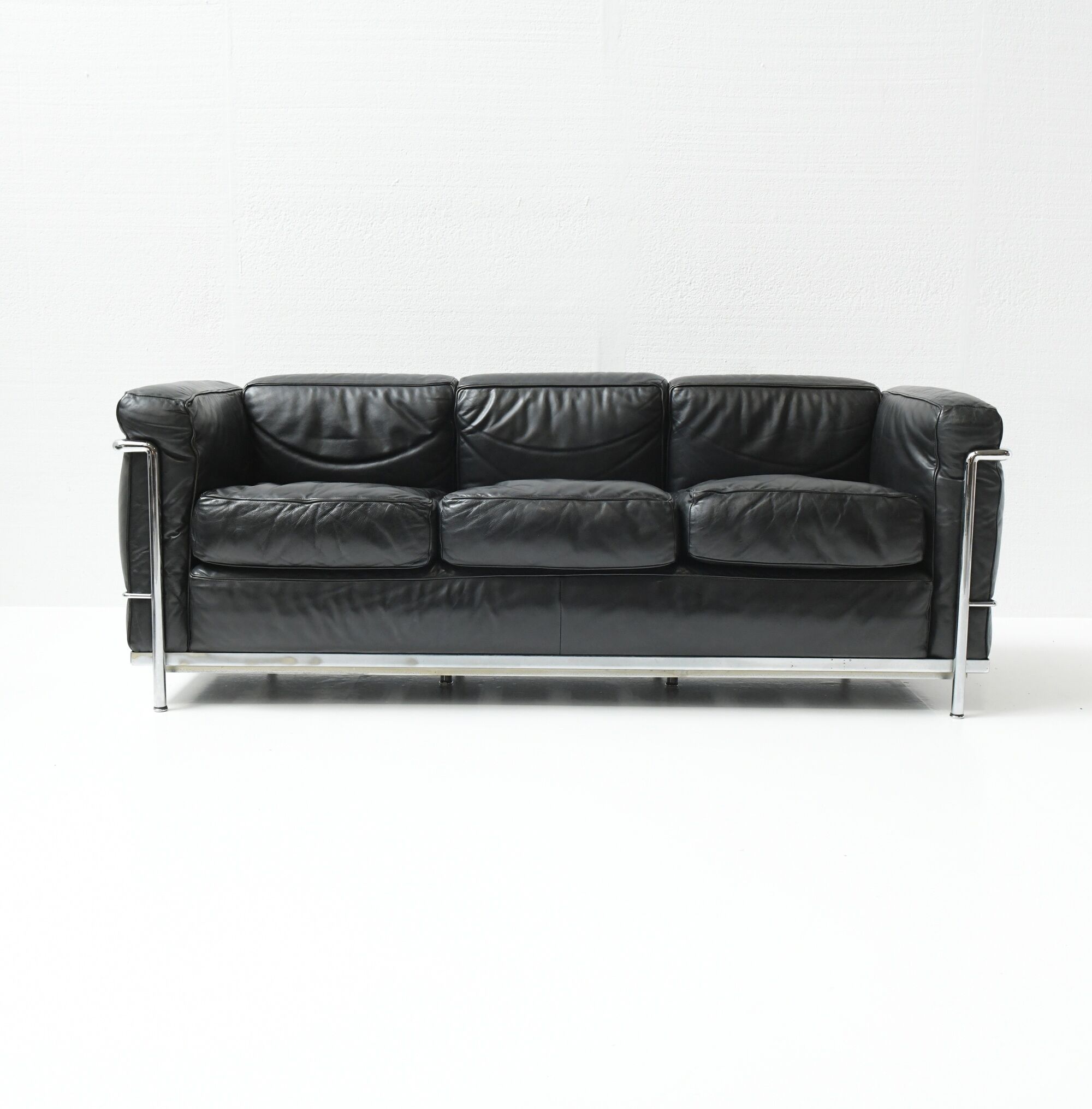 Vintage LC-2 in black leather by Le Corbusier, Jeanneret & Perriand for Cassina