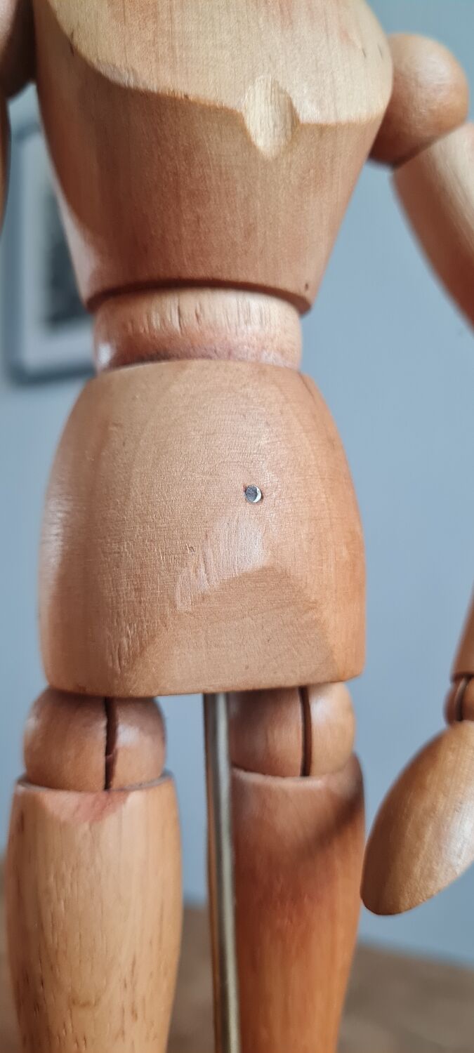 Articulated wooden mannequin