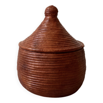 Grand panier couvert en vannerie et cuir tanné véritable coloris terracota