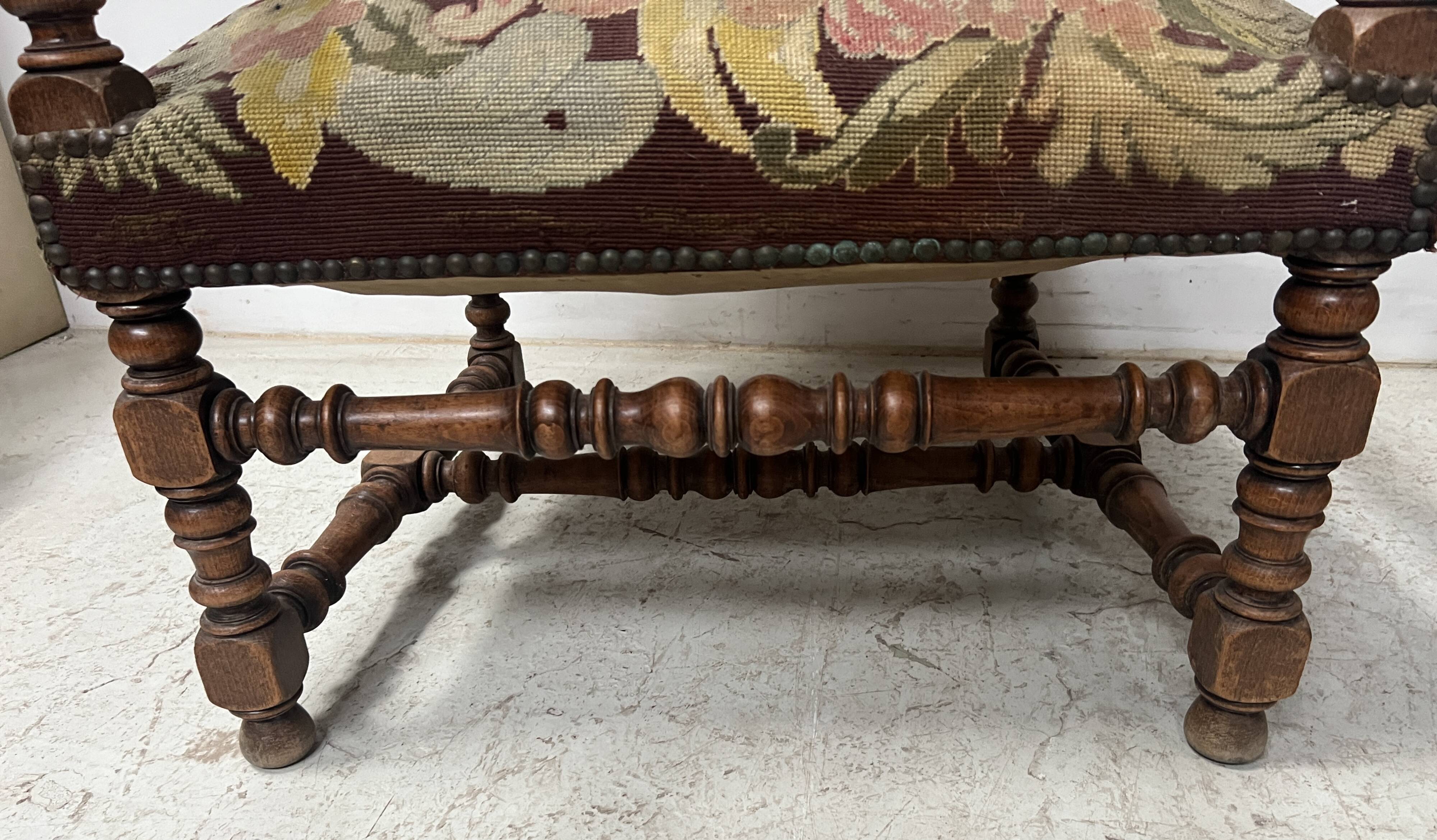 Paire de fauteuils de style Louis XIII a haut dossiers plats XX siècle