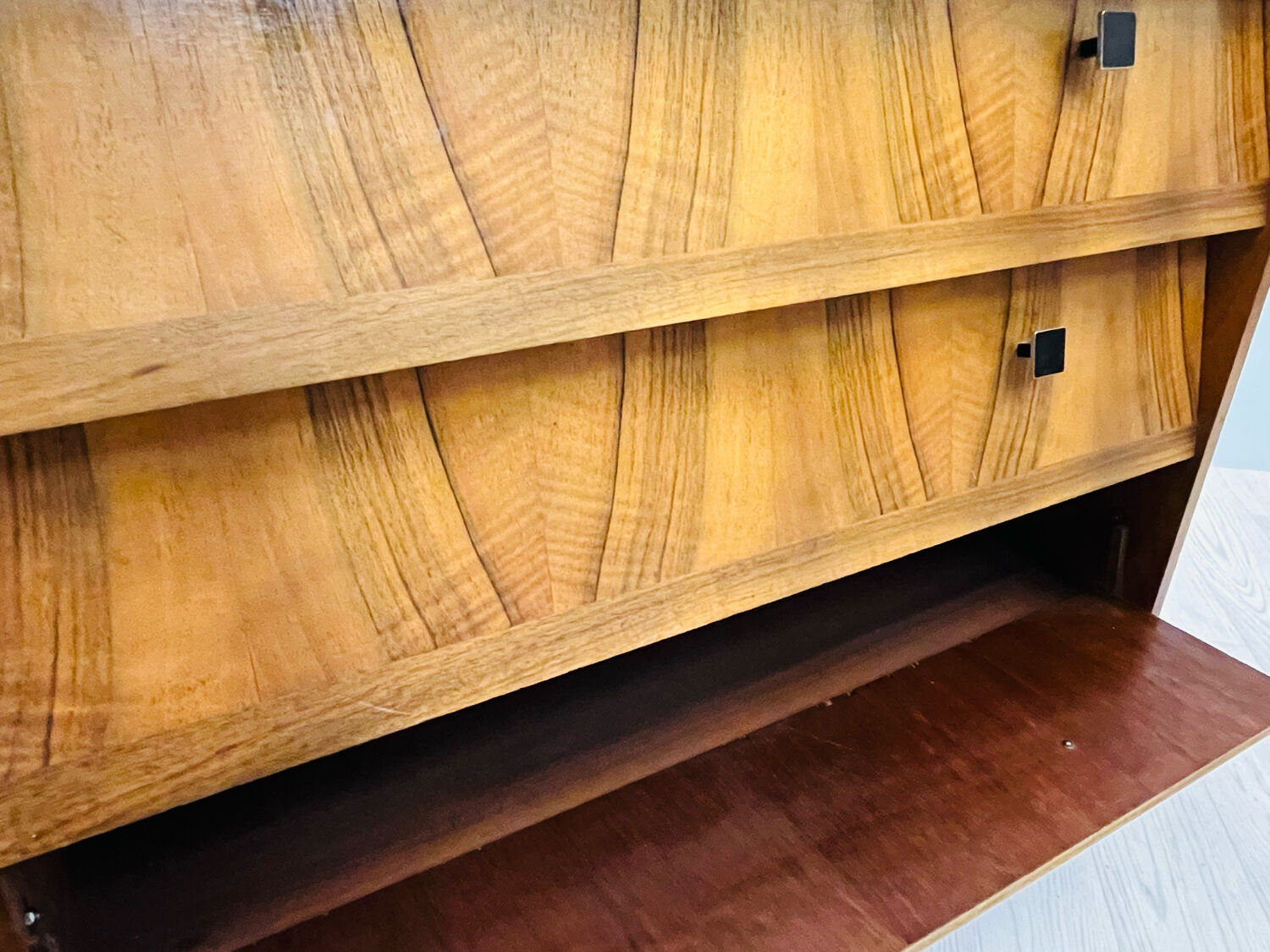 Shoes cabinet with metal frame