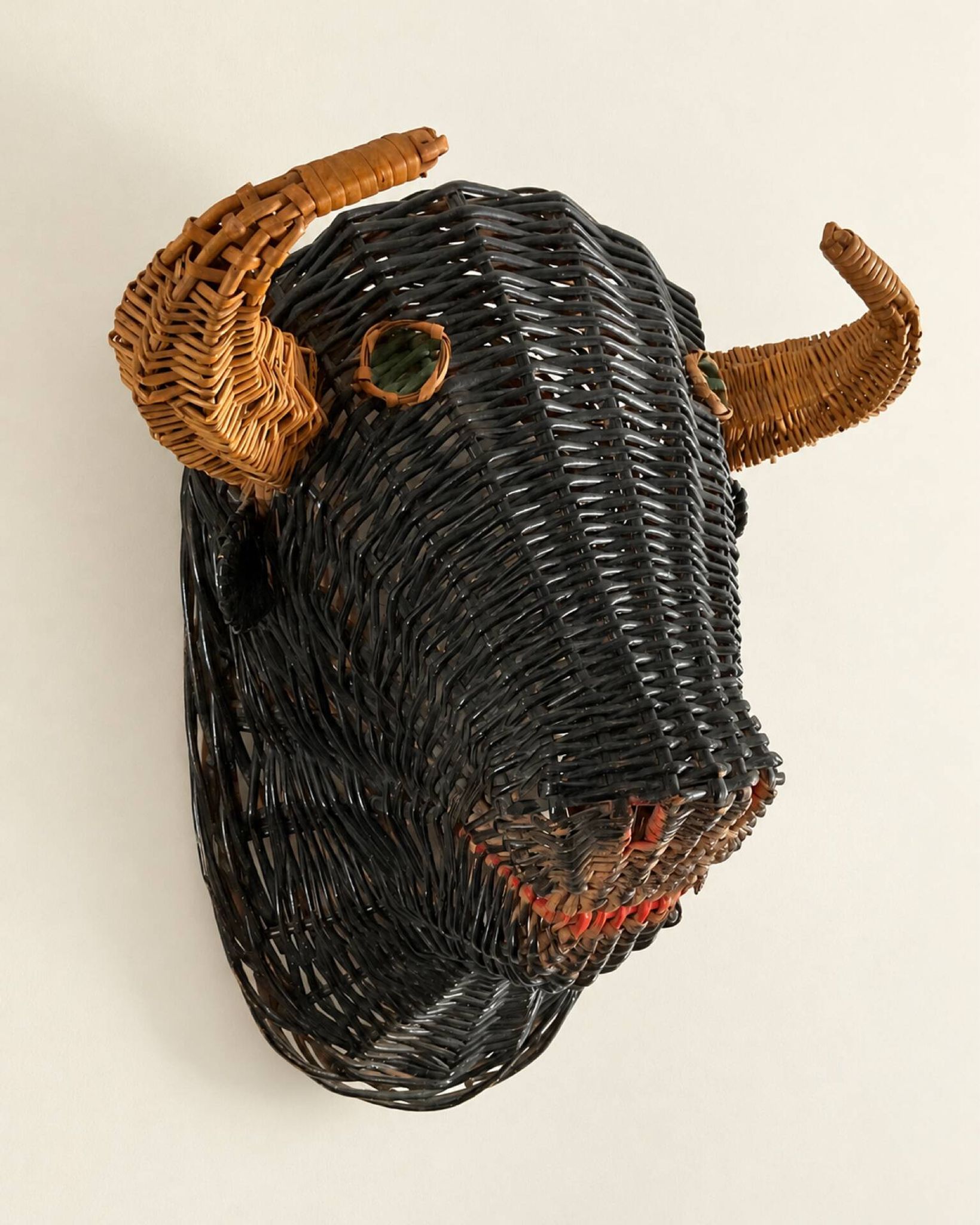 Rare trophée tête de taureau en osier polychrome, vers 1950