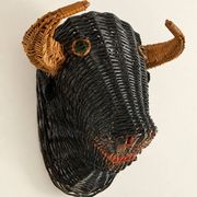 Rare trophée tête de taureau en osier polychrome, vers 1950