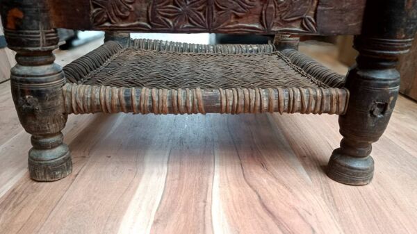 Chaise tribale traditionnelle du 19ème siècle de la vallée de la Swat, Pakistan du Nord