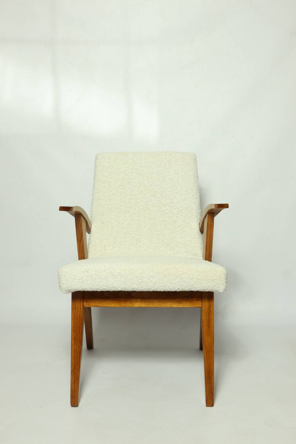Fauteuil vintage blanc perle bouclé bois naturel 1970 restauré design scandinave