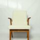 Fauteuil vintage blanc perle bouclé bois naturel 1970 restauré design scandinave